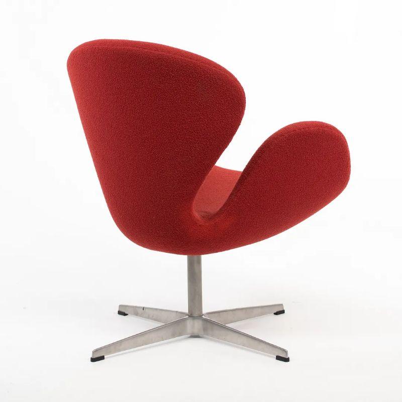 2001 Arne Jacobsen for Fritz Hansen Swan Lounge Chair in Red Boucle For Sale 2