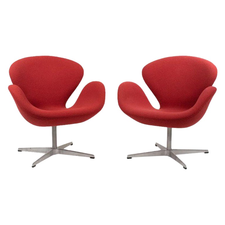 2001 Arne Jacobsen für Fritz Hansen Swan Lounge Chair aus rotem Bouclé