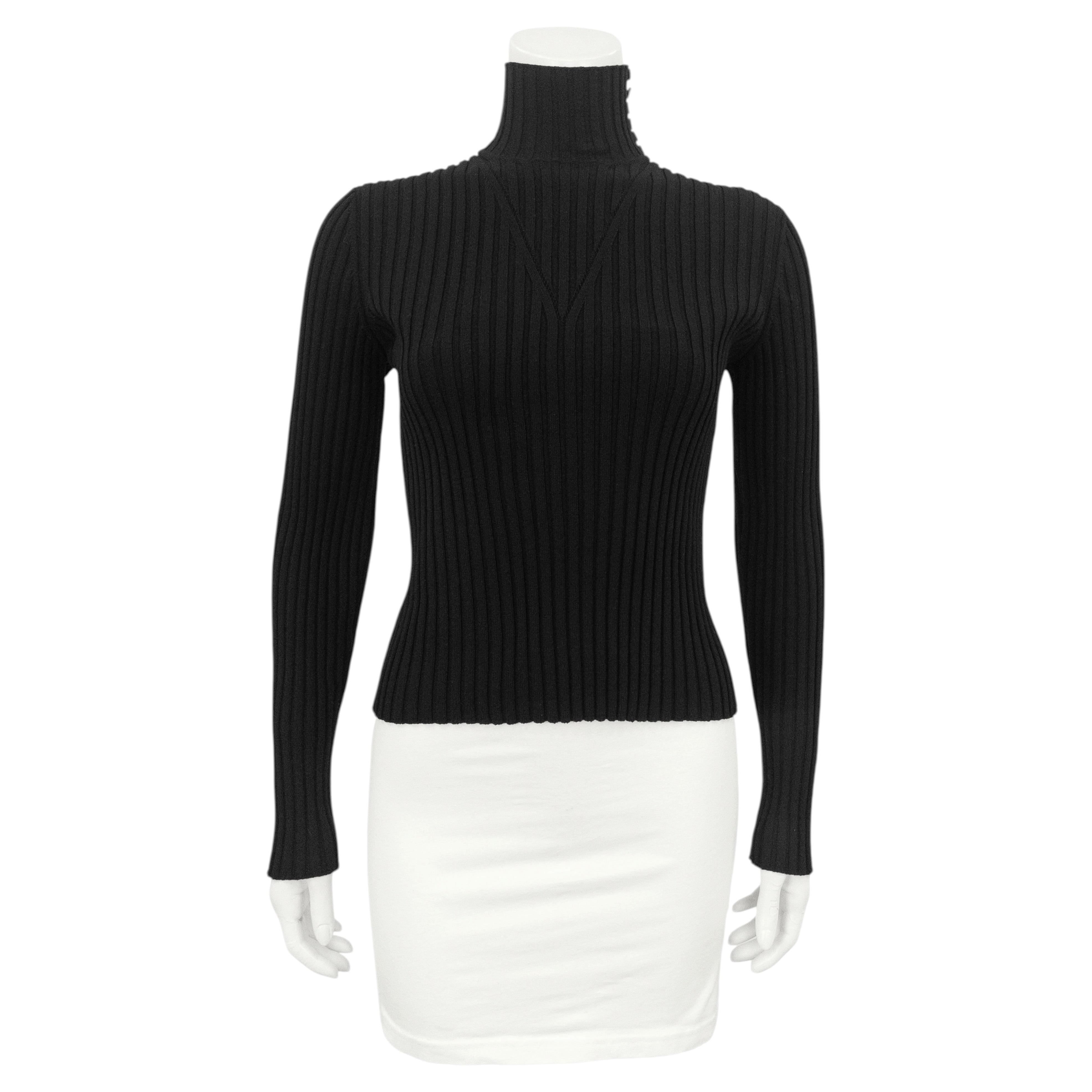 Pull Chanel automne 2001, noir, en maille côtelée, col montant, avec boutons à logo en vente