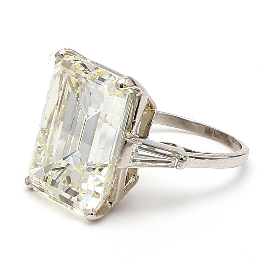 Titel:
20,01 Karat Smaragdschliff Form L-SI1 Diamant Platin Ehering


Stil:
Hochzeit


Metall:
Platin


Edelstein 1:
20,01 Karat Diamant


Anzahl von Steinen:
1


Farbe:
L


Klarheit:
SI1


Die Form:
Smaragdschliff


GIA:
DIAM EC L SI1 (GIA)