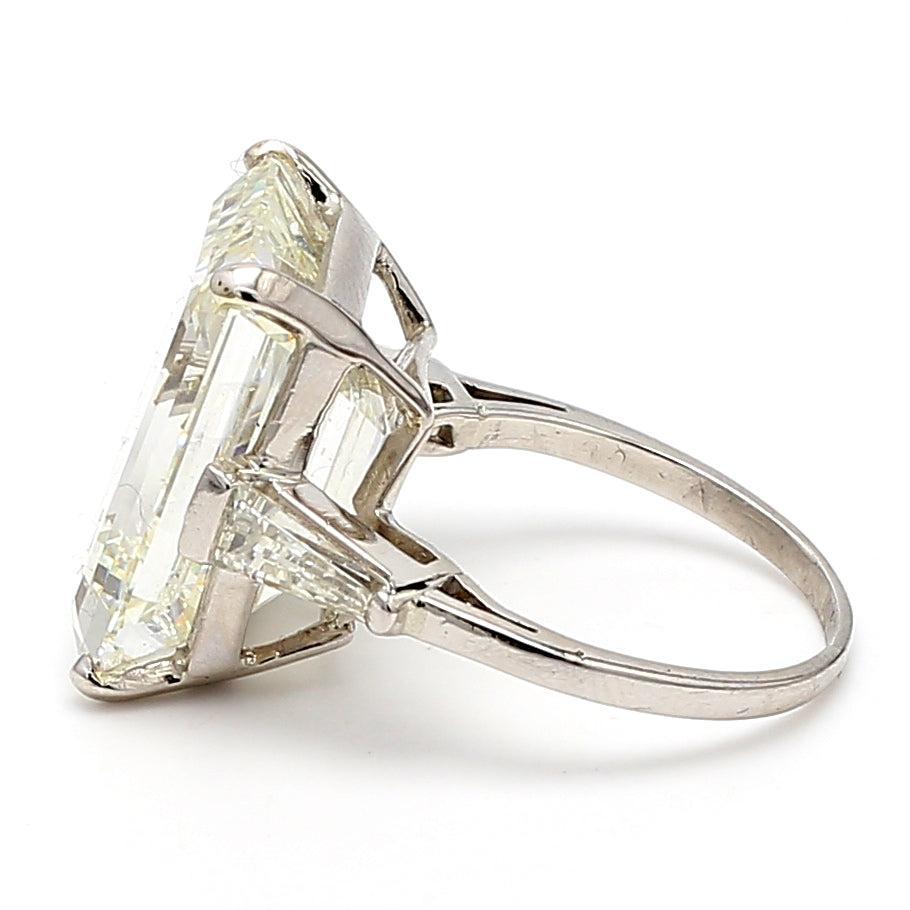 20,01 Karat Smaragdschliff Form L-SI1 Diamant Platin Ehering im Zustand „Gut“ im Angebot in New York, NY