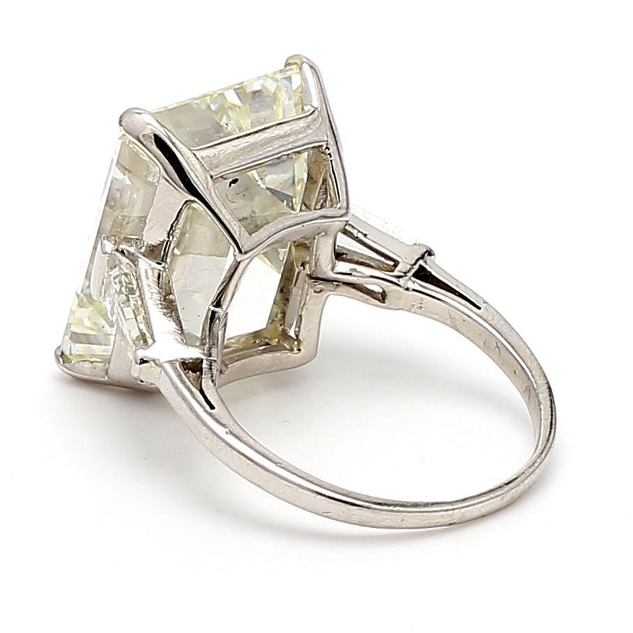 20,01 Karat Smaragdschliff Form L-SI1 Diamant Platin Ehering Damen im Angebot