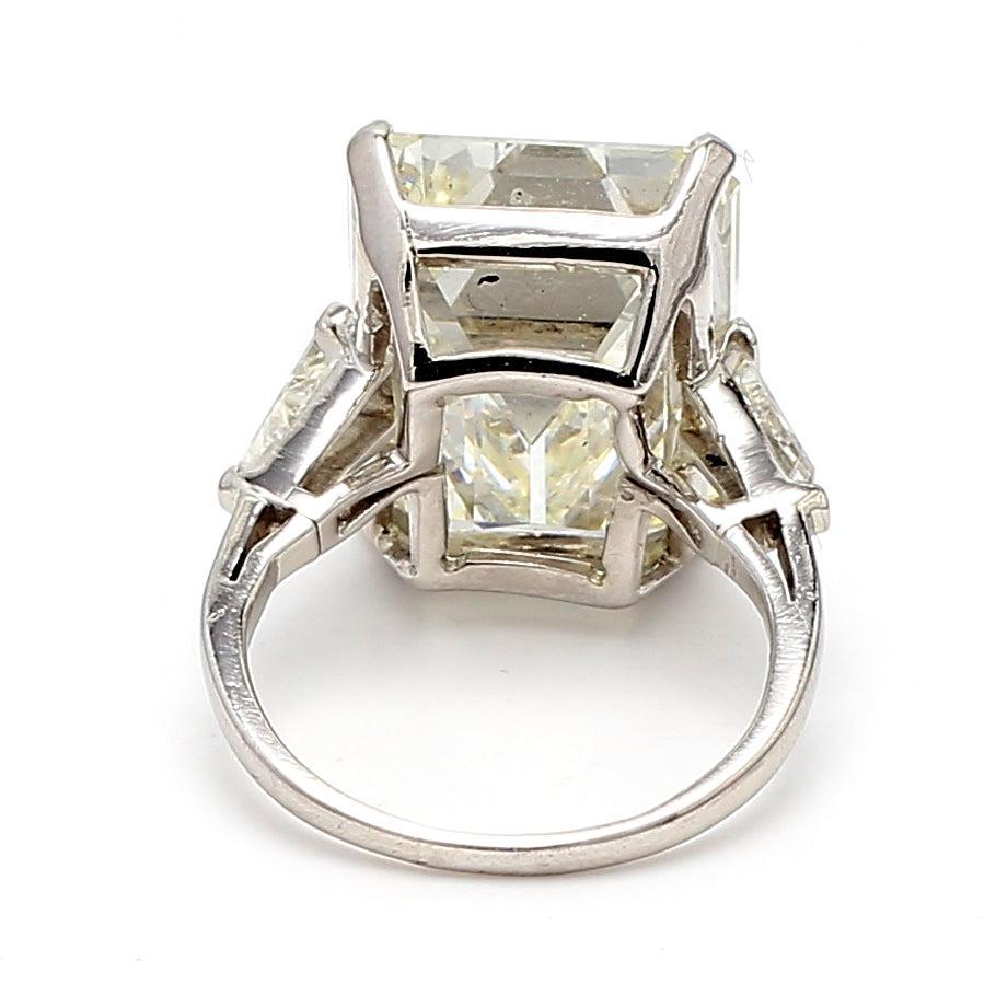 20,01 Karat Smaragdschliff Form L-SI1 Diamant Platin Ehering im Angebot 1