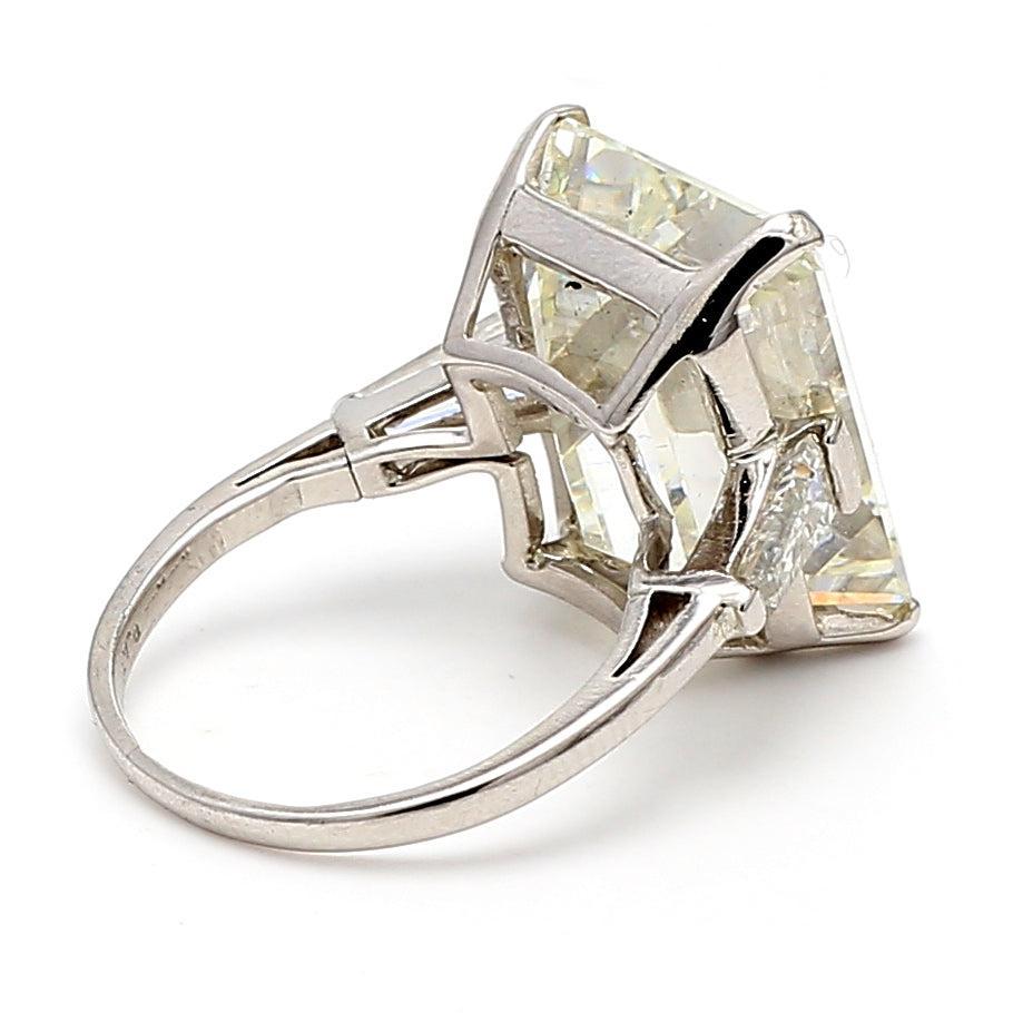 20,01 Karat Smaragdschliff Form L-SI1 Diamant Platin Ehering im Angebot 2