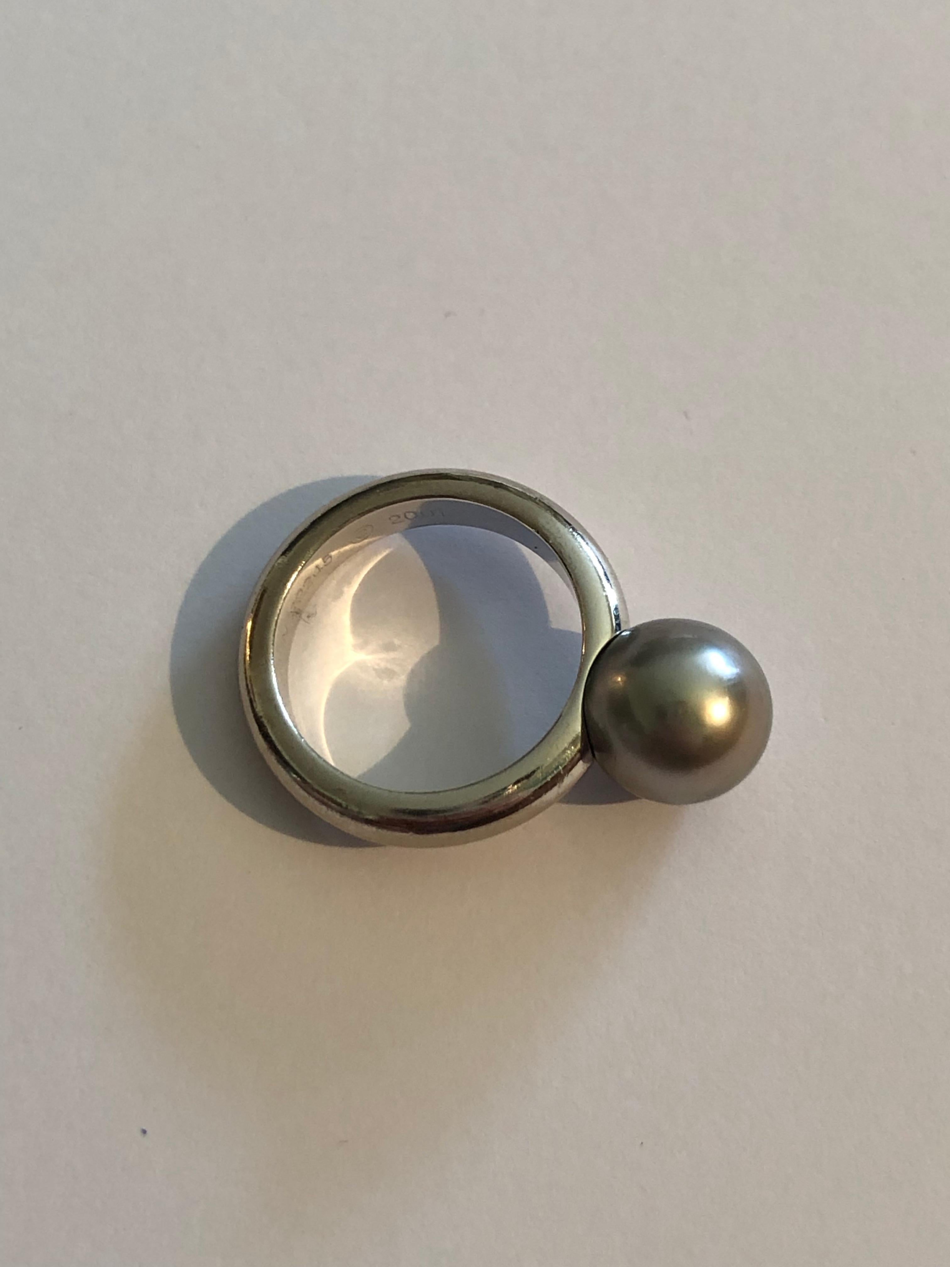 Ring Himalaya by Cartier. 
White gold 18K with a black pearl on the top. 

Size 52. Signed, numbered, stamped (for gold and Cartier's hand) and dated 2001.

Size of ring is removable. Ring has just been polished, it is AS NEW. 

Delivered with red