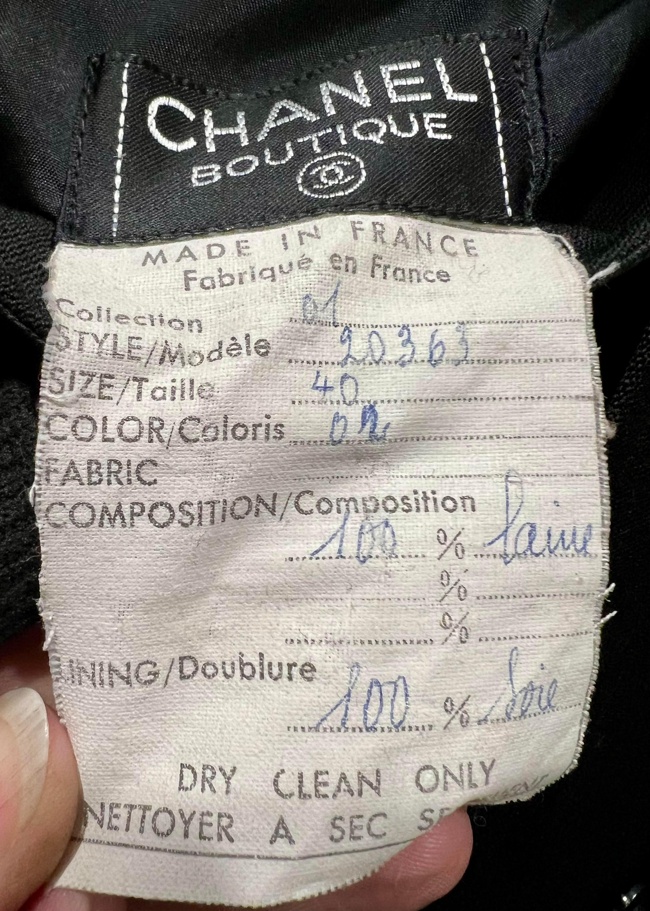 2001 Chanel - Ensemble veste et jupe en laine noire avec ceinture et nœud en ruban de soie en vente 6