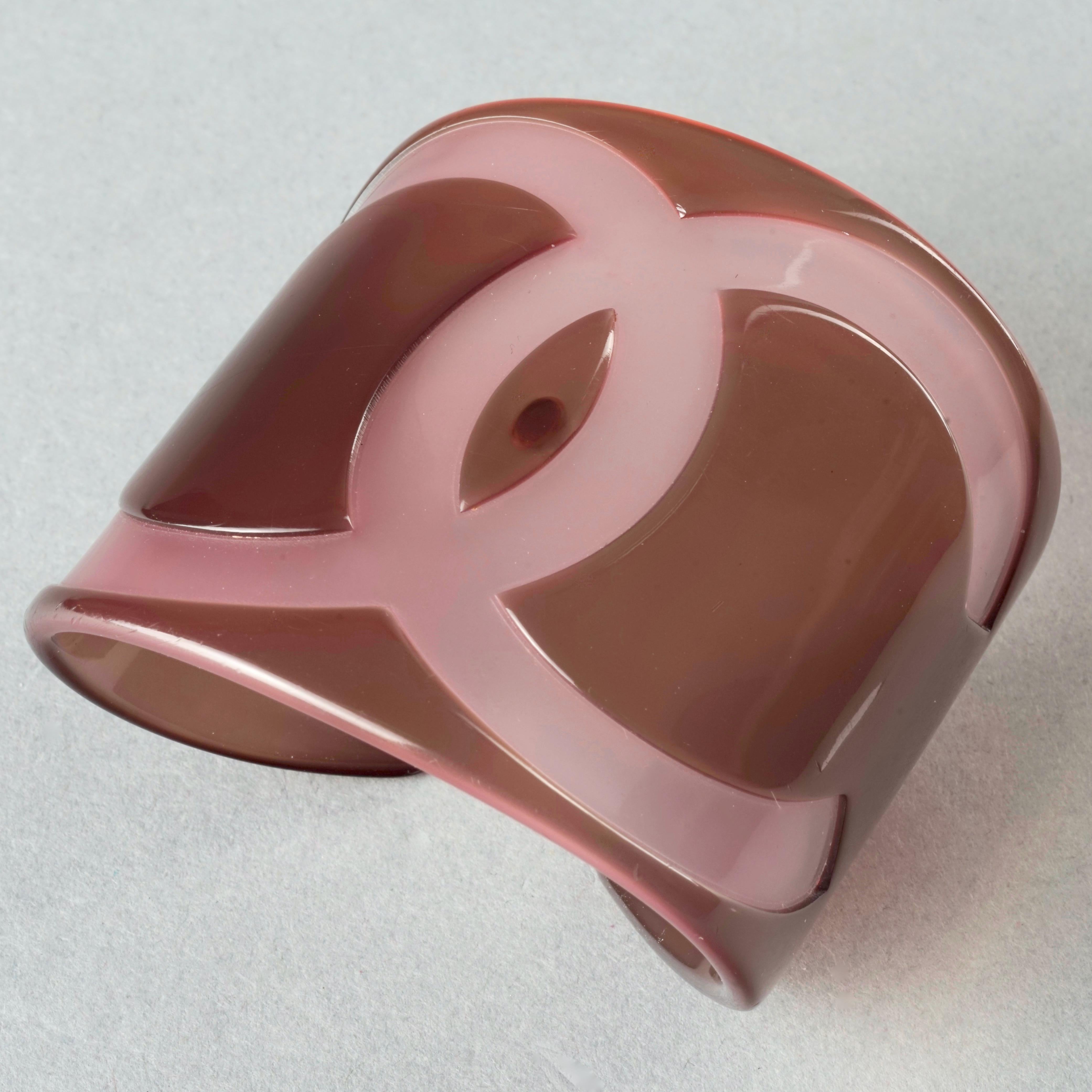 2001 CHANEL CC Logo Perspex Wide Cuff Bracelet In Good Condition For Sale In Kingersheim, Alsace