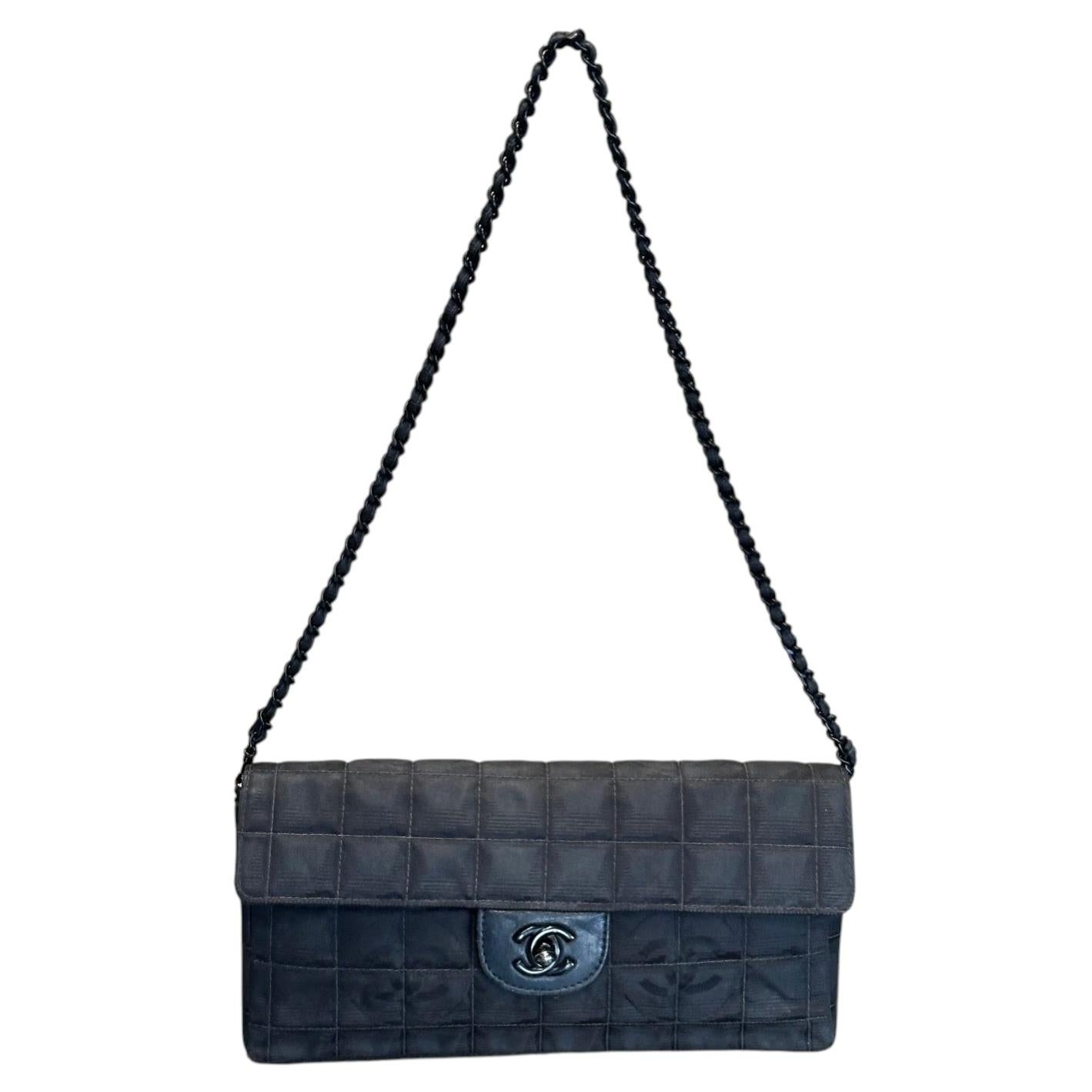 Borsa a tracolla della linea da viaggio "Chocolate Bar" di Chanel del 2001