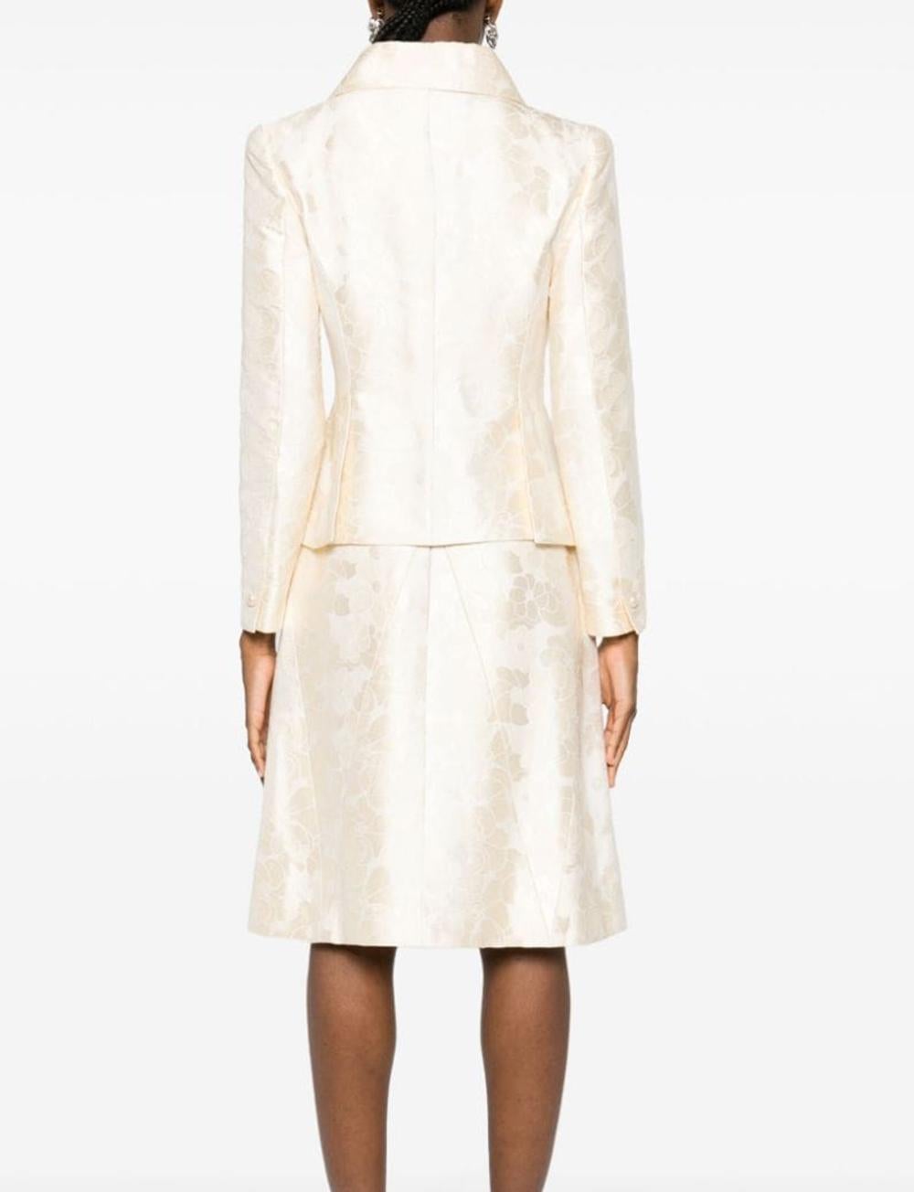 2001, Chanel Ivory Camellia Two-Piece Skirt Suit In Good Condition For Sale In Paris, FR