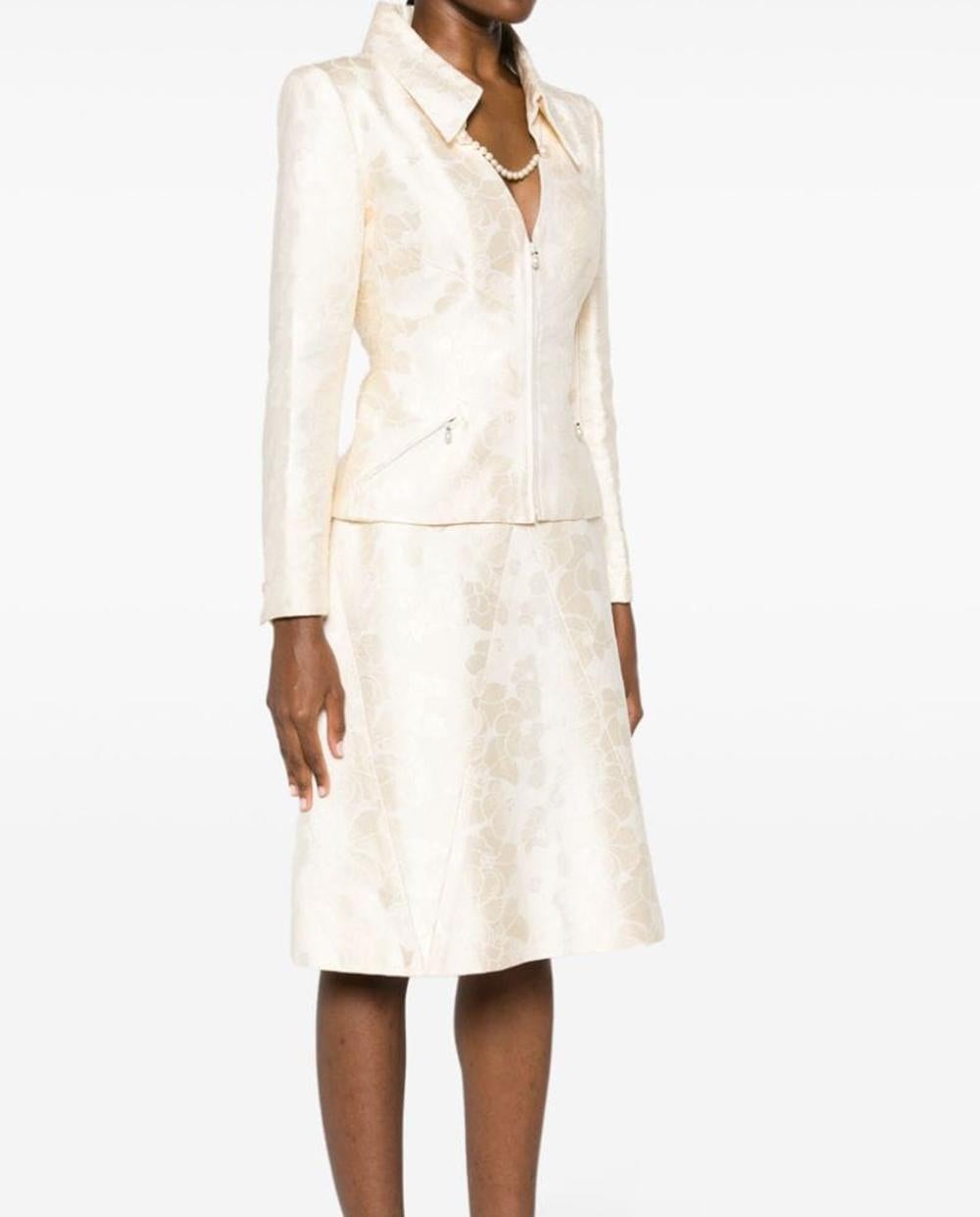 2001, Chanel Ivory Camellia Two-Piece Skirt Suit In Good Condition In Paris, FR