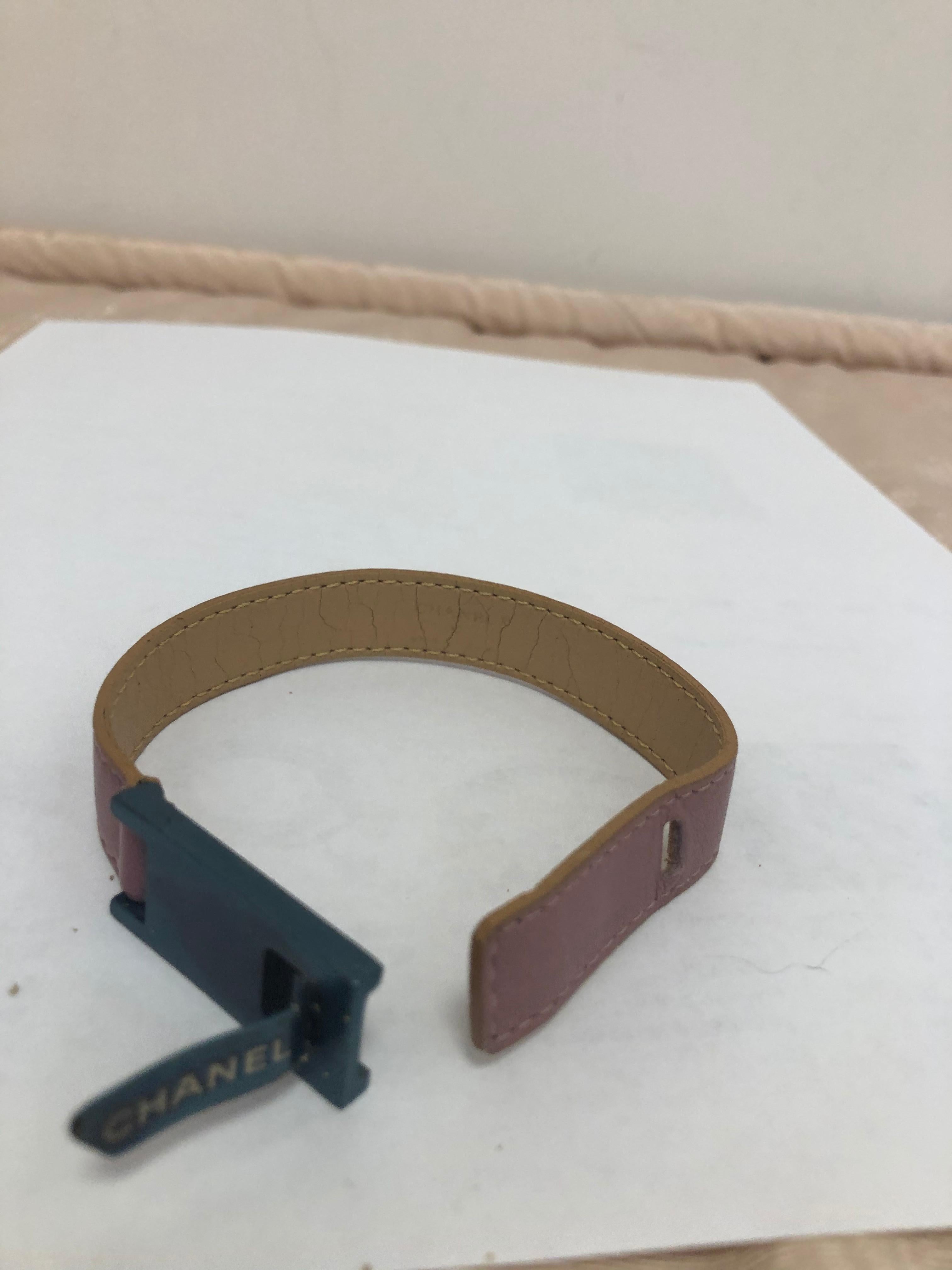 Bracciale perfetto da indossare tutti i giorni. Questo braccialetto in pelle e metallo è marchiato 2001, che si trova su un disco di metallo sul retro. Questo bracciale è stato realizzato in Francia. È molto facile da indossare e togliere con una