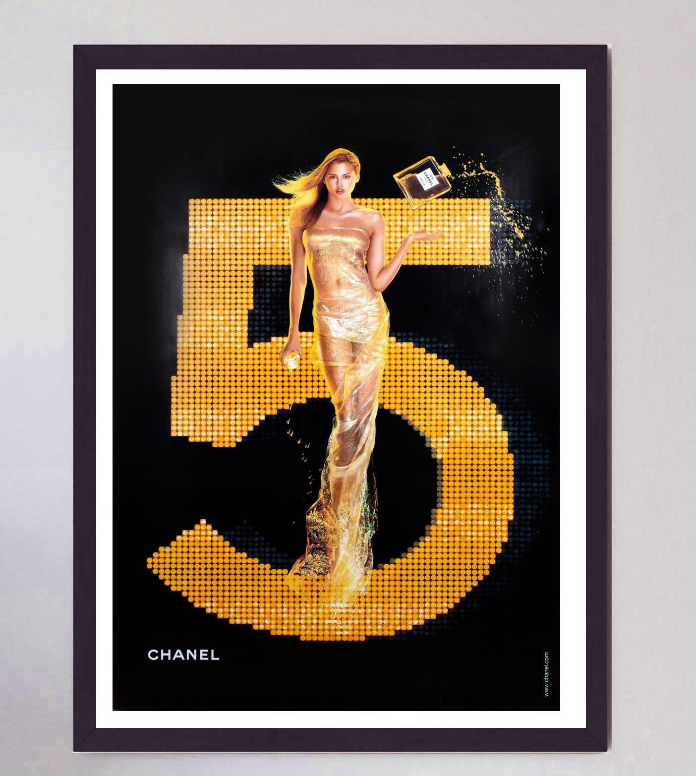 2001 Chanel No.5 - Gold Original Vintage-Poster, Original (21. Jahrhundert und zeitgenössisch) im Angebot