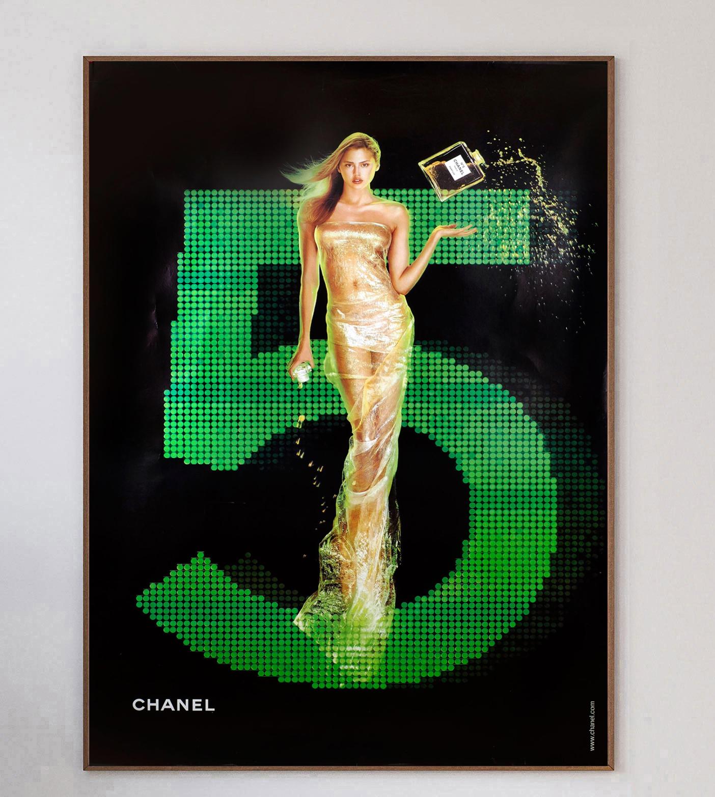 Affiche extra-large faisant la promotion de l'emblématique parfum Chanel No.5. Le parfum a été lancé pour la première fois en 1921 et continue d'être l'un des plus populaires au monde aujourd'hui. Cette superbe affiche met en scène la mannequin et