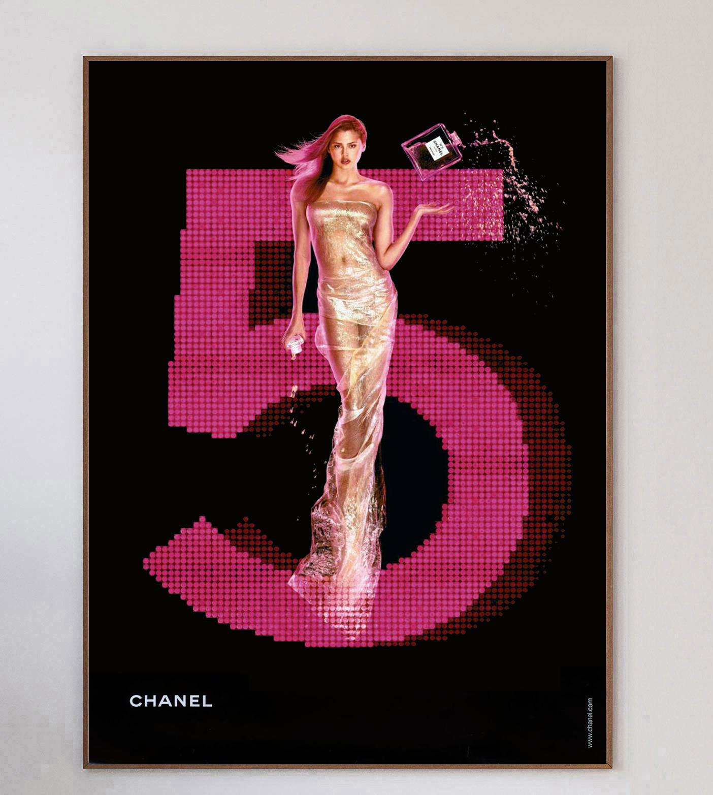 Affiche extra-large faisant la promotion de l'emblématique parfum Chanel No.5. Le parfum a été lancé pour la première fois en 1921 et continue d'être l'un des plus populaires au monde aujourd'hui. Cette superbe affiche met en scène la mannequin et