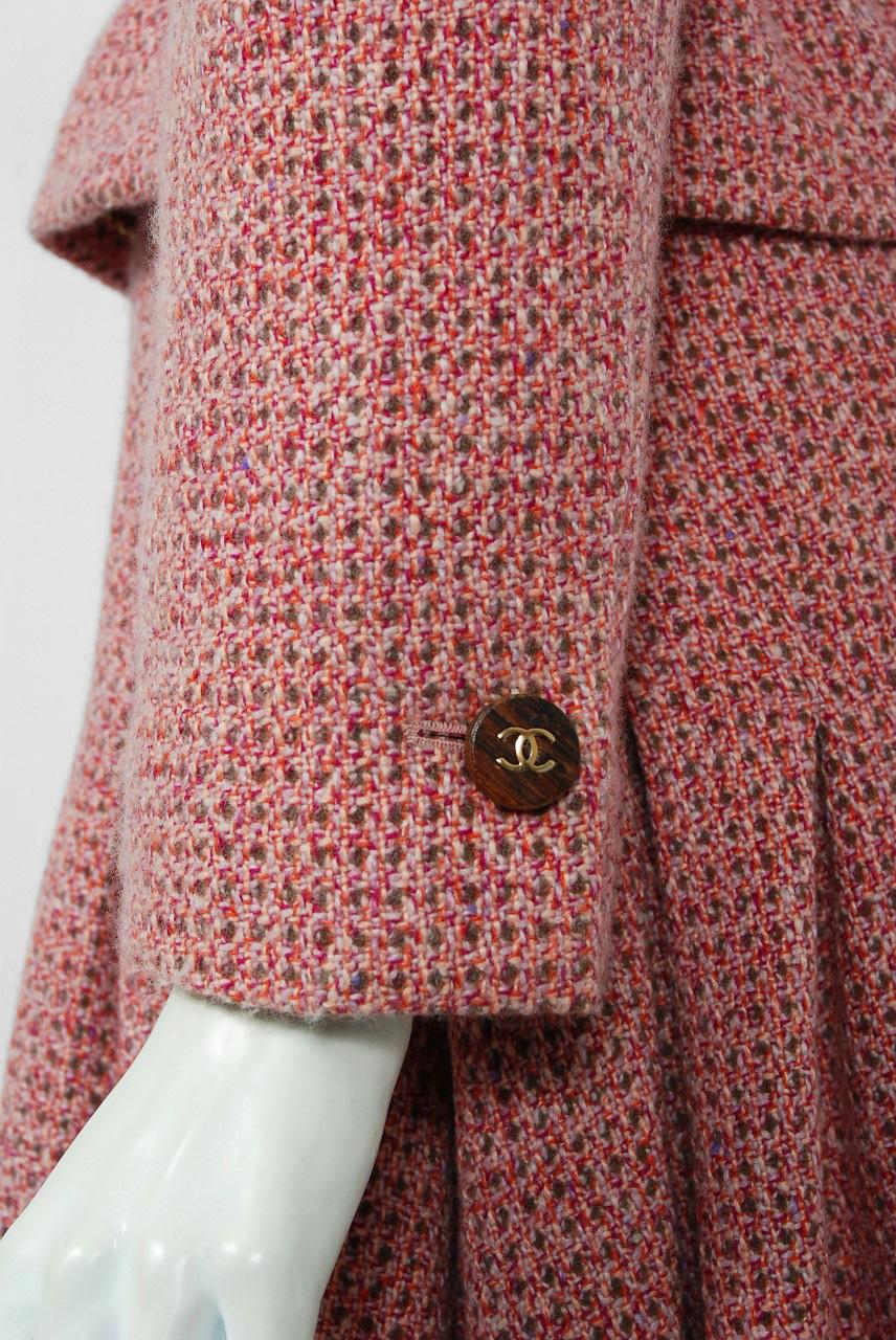 2001 Chanel Runway Blush-Pink Cashmere Wooden Buttons Pleated Skirt Jacket Suit In Excellent Condition In Beverly Hills, CA