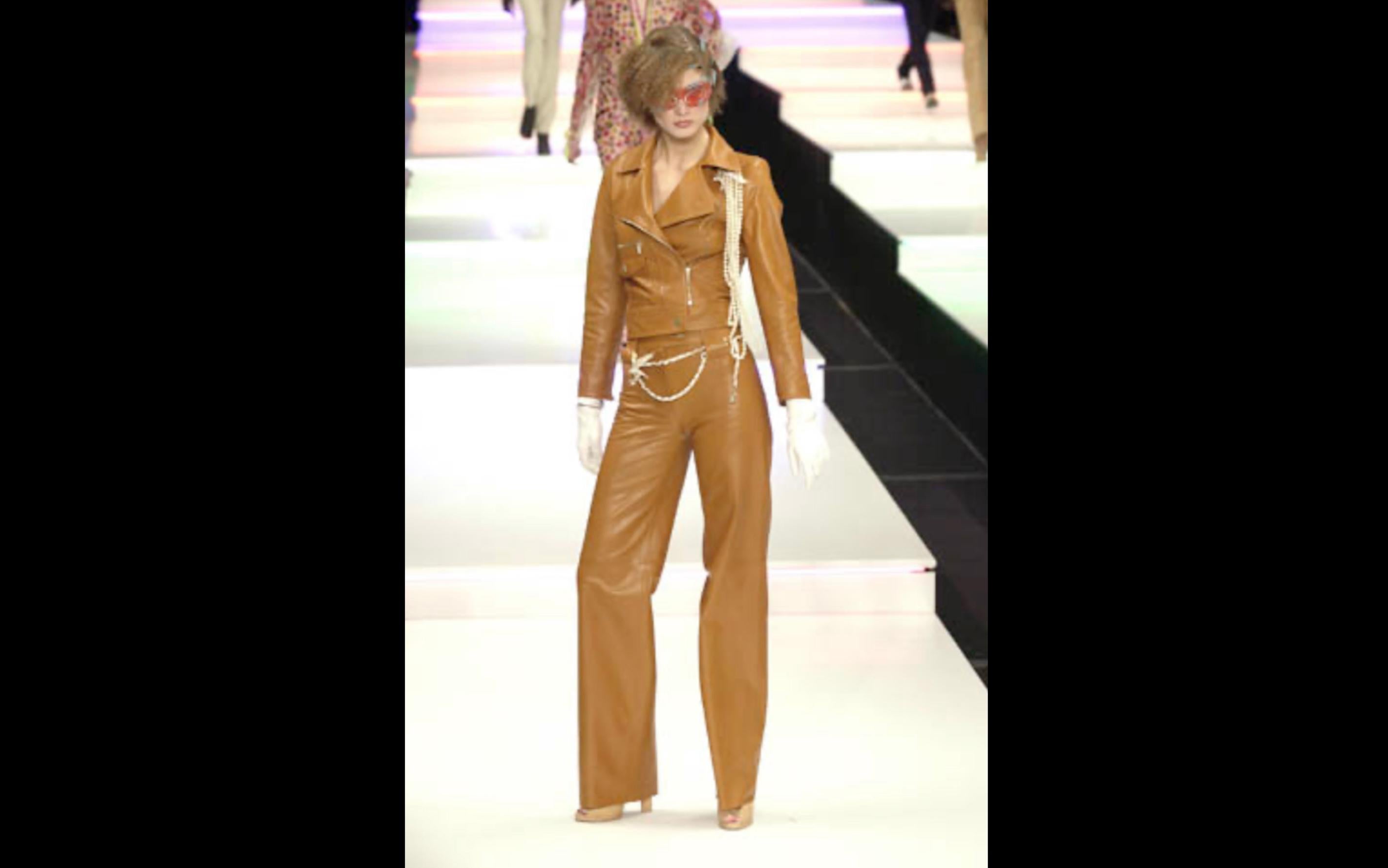 Questo raffinato set di giacca e pantaloni in pelle di agnello marrone da passerella Chanel del 2001 incarna la lussuosa maestria artigianale e lo stile iconico sinonimo del marchio Chanel. Realizzato in pelle d'agnello di prima qualità, questo