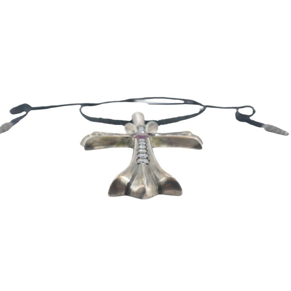 2001 Chrome Hearts Plata Rubí Diamante Cruz Colgante Collar de Cuero en venta 2