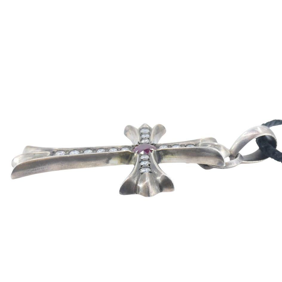 2001 Chrome Hearts Plata Rubí Diamante Cruz Colgante Collar de Cuero en venta 4