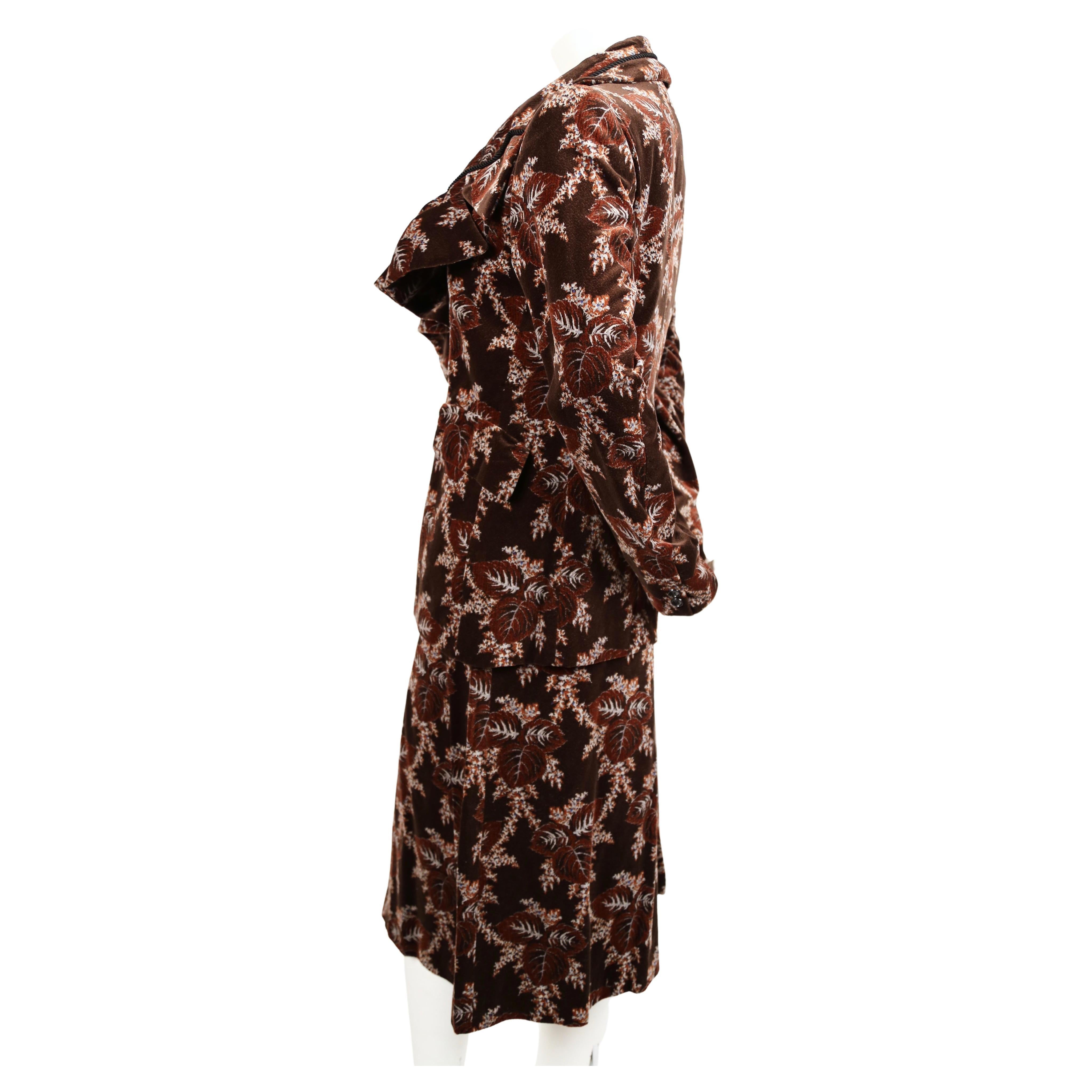 Magnifique veste en velours à fleurs avec encolure à volants et jupe de style corset de Comme Des Garcons datant de l'automne 2001. Elle est parfaite portée ensemble ou séparée. Veste de taille 'S' et mesure approximativement : 16
