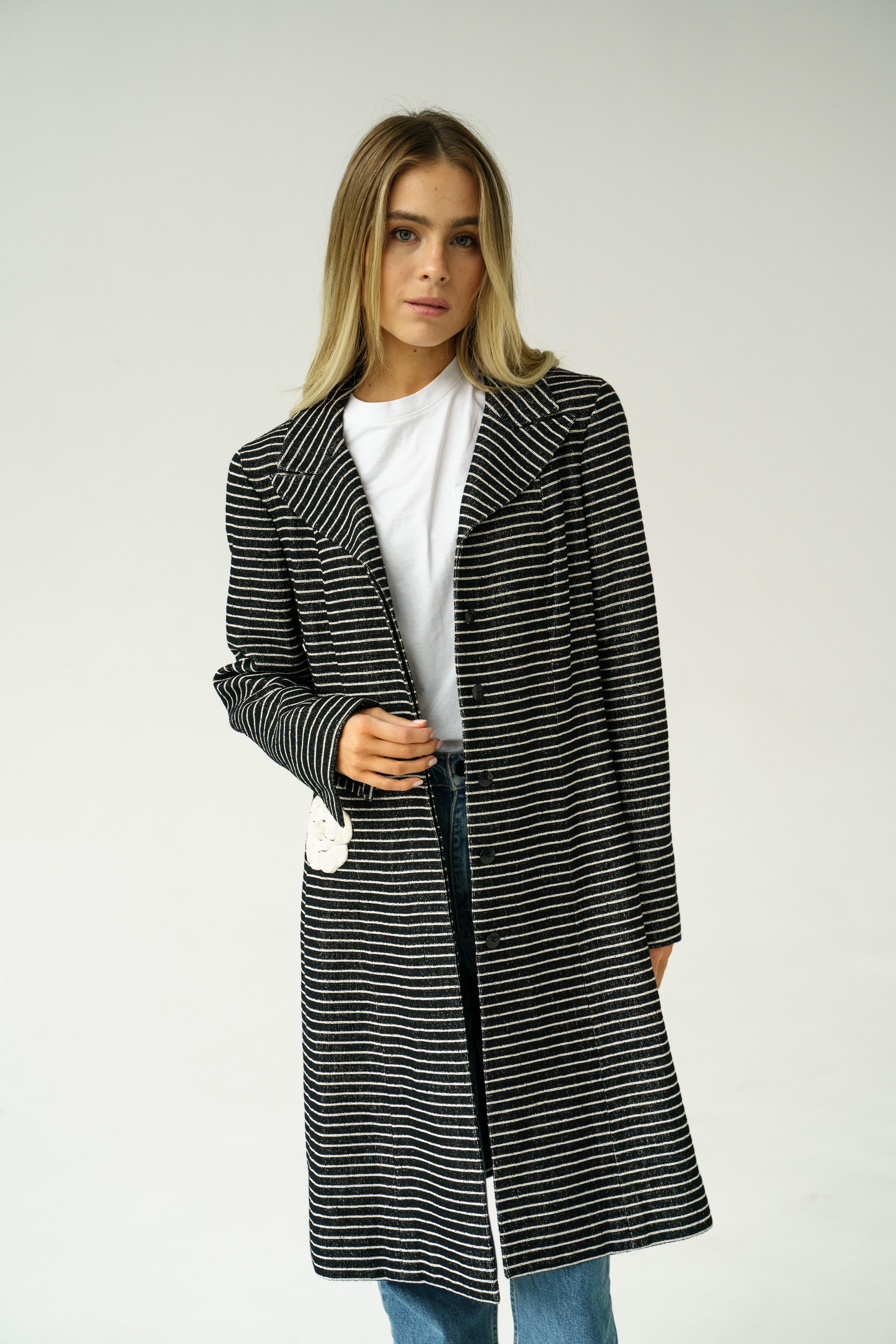2001 Croisière Chanel & Karl Lagerfeld 2005 manteau à simple boutonnage
Créateur : Karl Lagerfeld pour Chanel
Collection : Collection Cruise 2001
Pays de production : France
Chanel style : 01C / R0221 / P16918V09428
 Couleur : Whiting/Noir

Taille