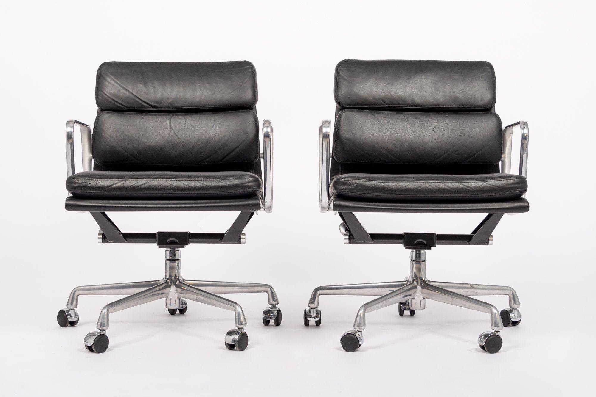 2001 Eames Herman Miller Sillas de escritorio de cuero negro Grupo de aluminio Moderno de mediados de siglo