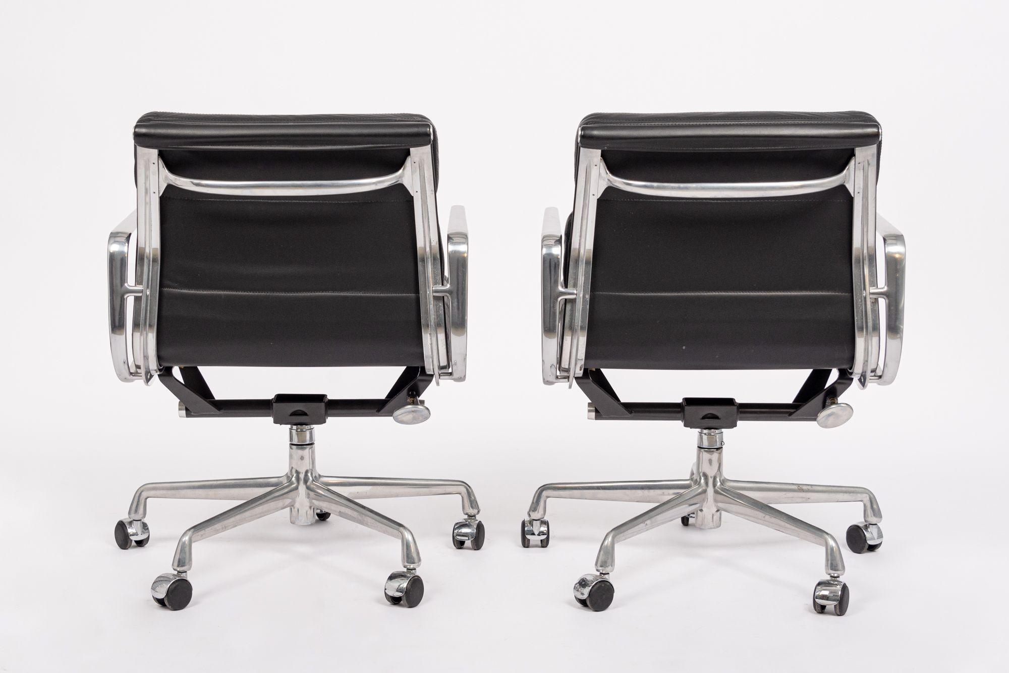 2001 Eames Herman Miller Sillas de escritorio de cuero negro Grupo de aluminio Estadounidense