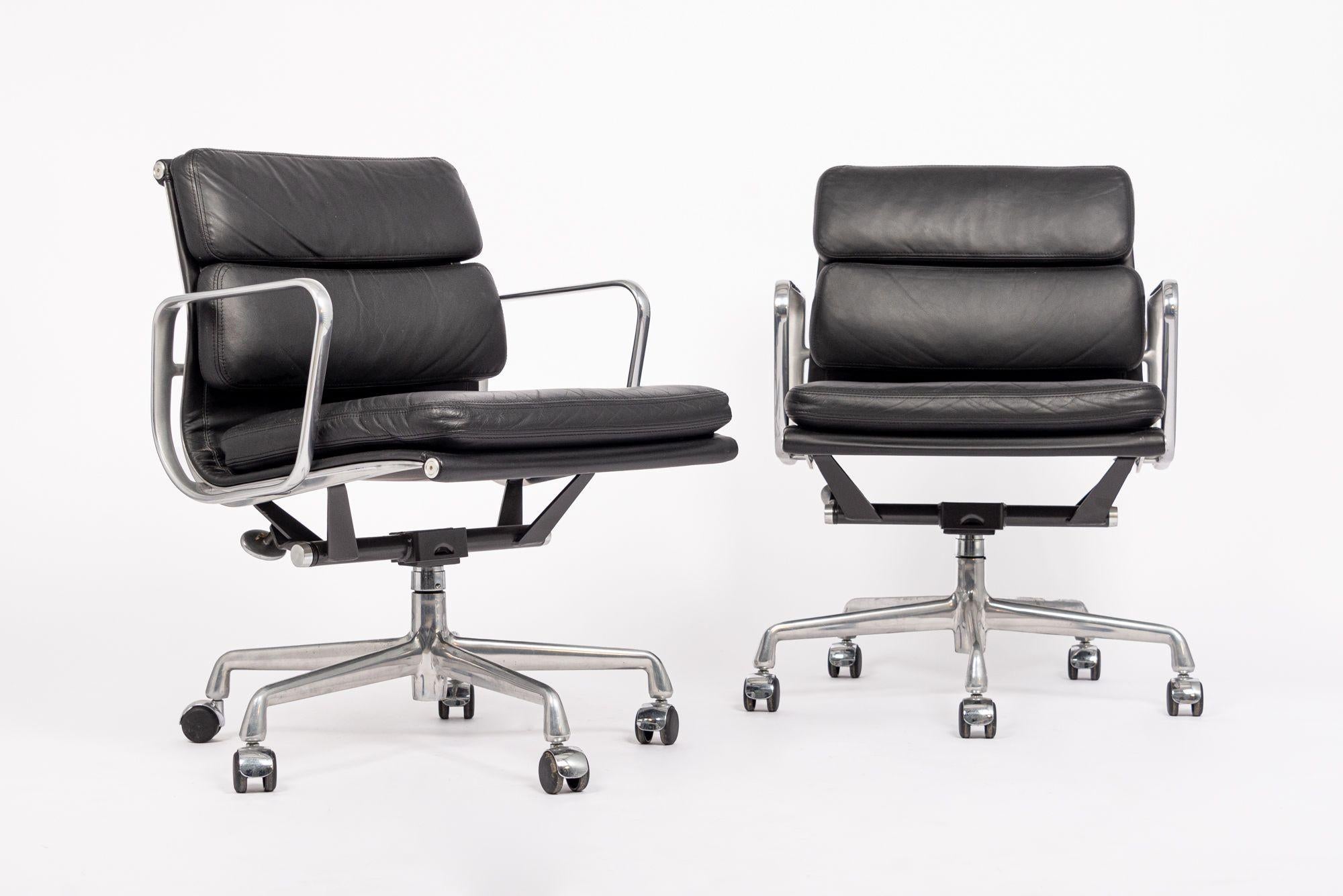 2001 Eames Herman Miller Sillas de escritorio de cuero negro Grupo de aluminio Siglo XXI y contemporáneo