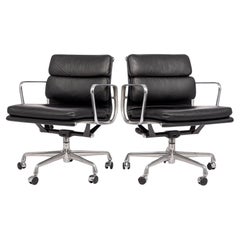 2001 Eames Herman Miller Sillas de escritorio de cuero negro Grupo de aluminio