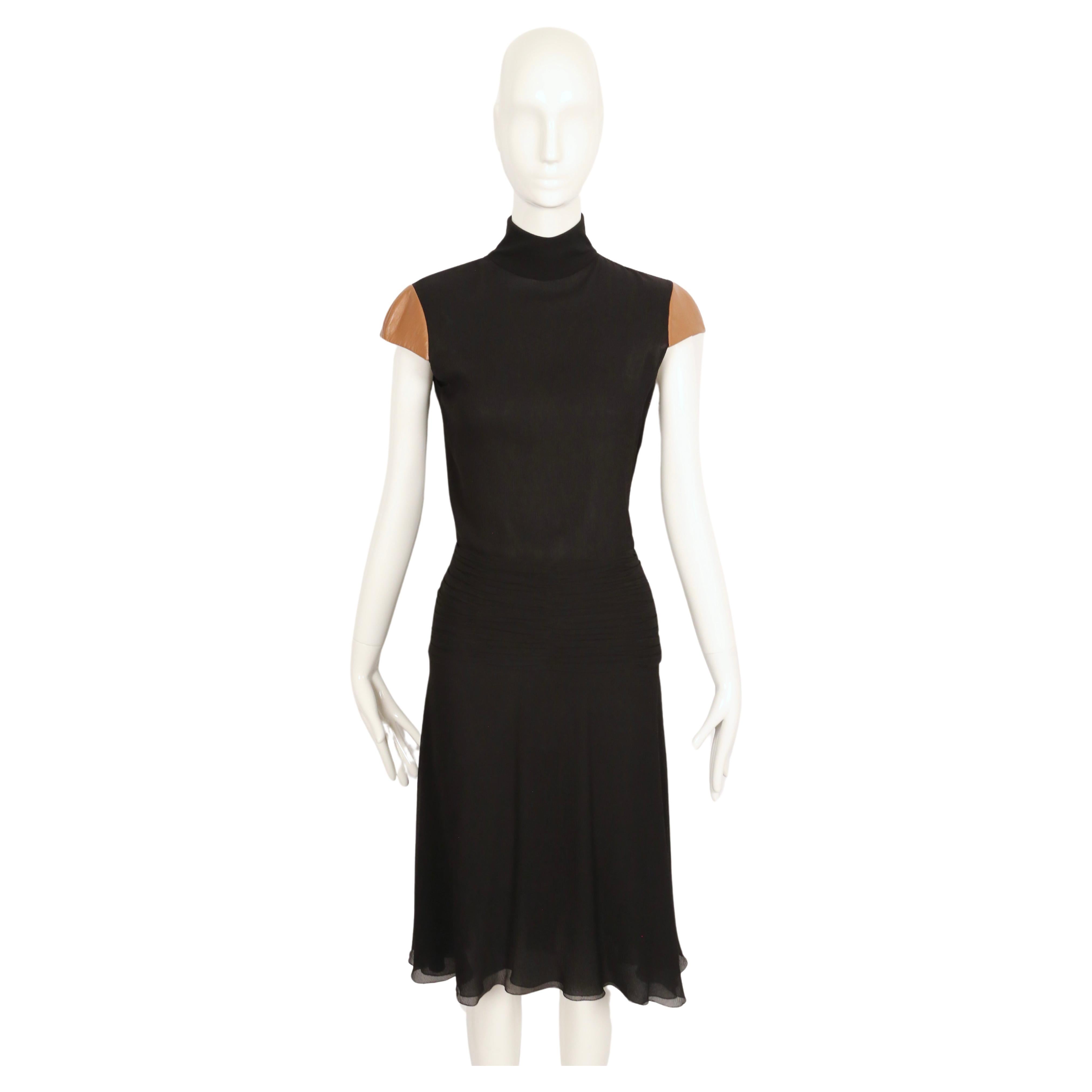2001 GIANNI VERSACE COUTURE Seidenchiffon RUNWAY Kleid mit Leder-Cap-Ärmeln (Schwarz) im Angebot