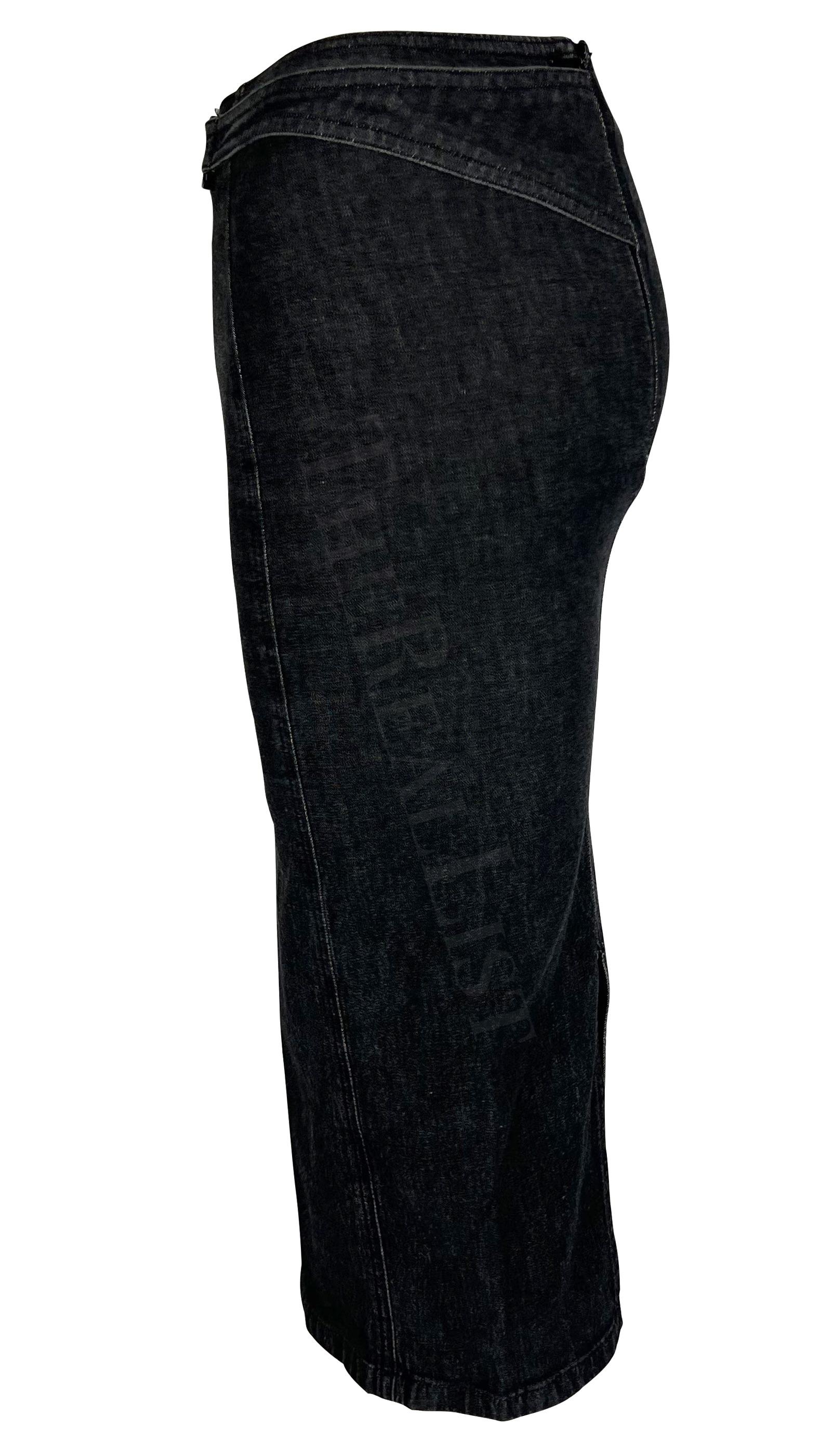Women's 2001 Gucci by Tom Ford Dark Wash Denim Skirt with Metal Buckle For Sale