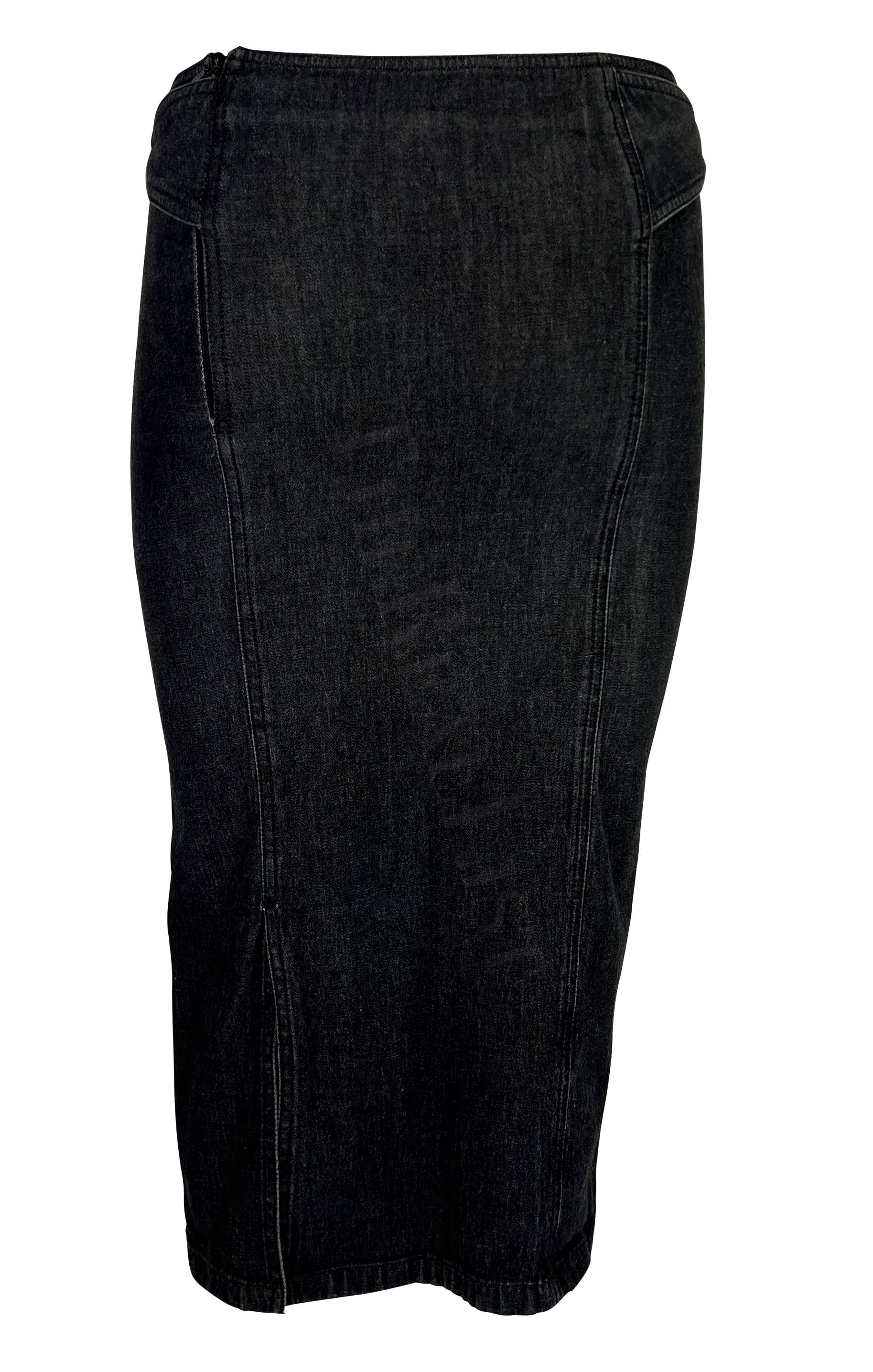 2001 Gucci by Tom Ford Dark Wash Denim Skirt with Metal Buckle For Sale 1