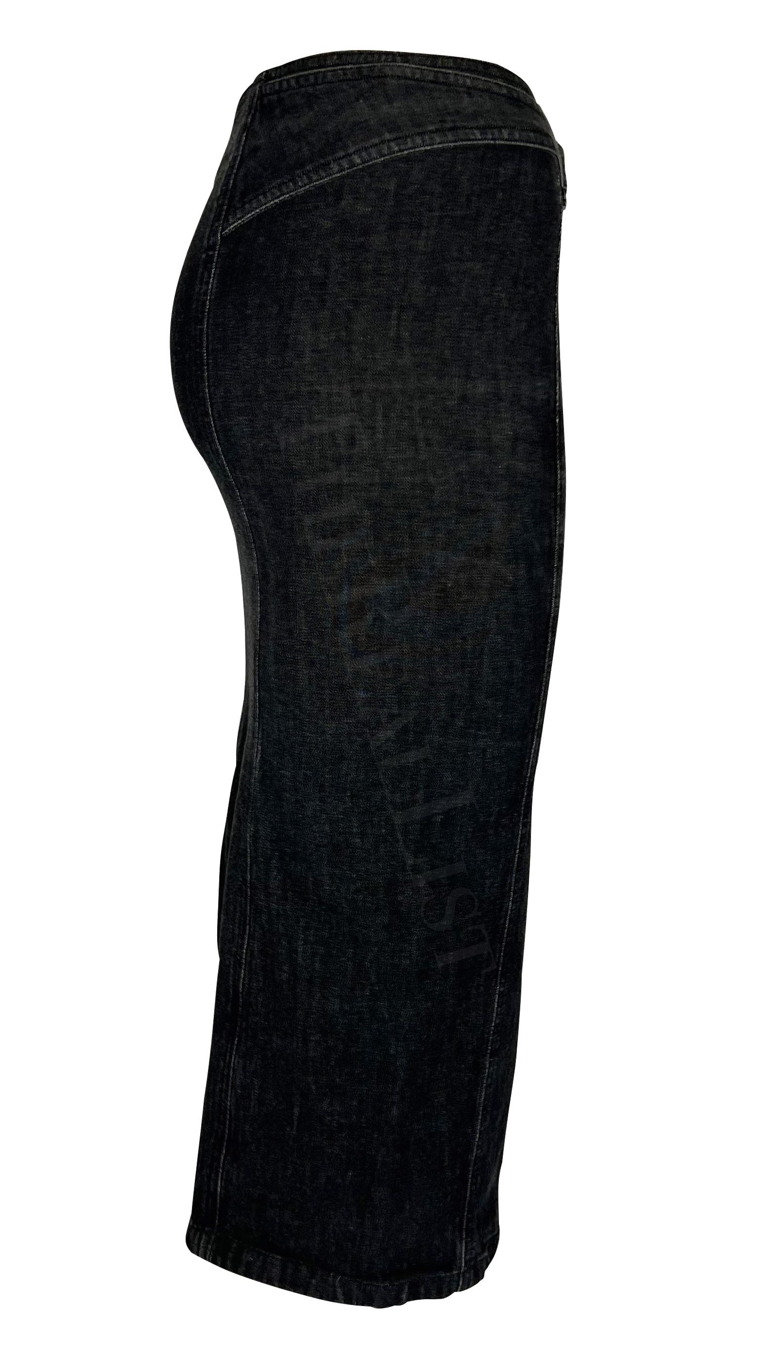 2001 Gucci by Tom Ford Dark Wash Denim Skirt with Metal Buckle For Sale 2