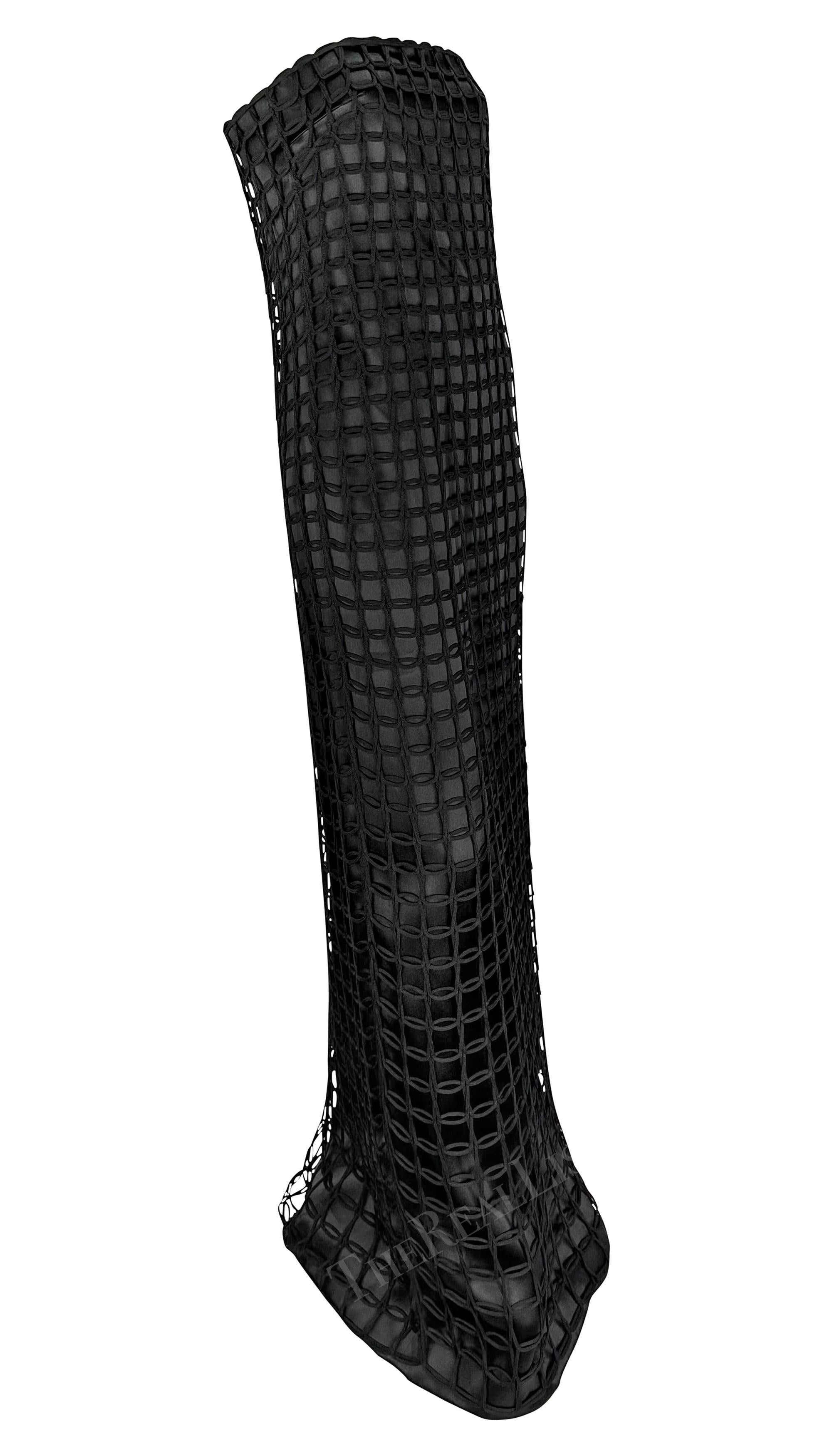 2001 Échantillon de Gucci par Tom Ford Robe à bretelles en satin recouvert de filet noir en vente 2