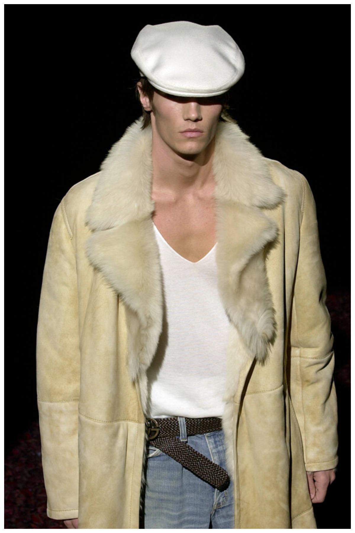2001 Gucci Tom Ford AW 2001 Pasarela Abrigo largo de piel de oveja en venta 7