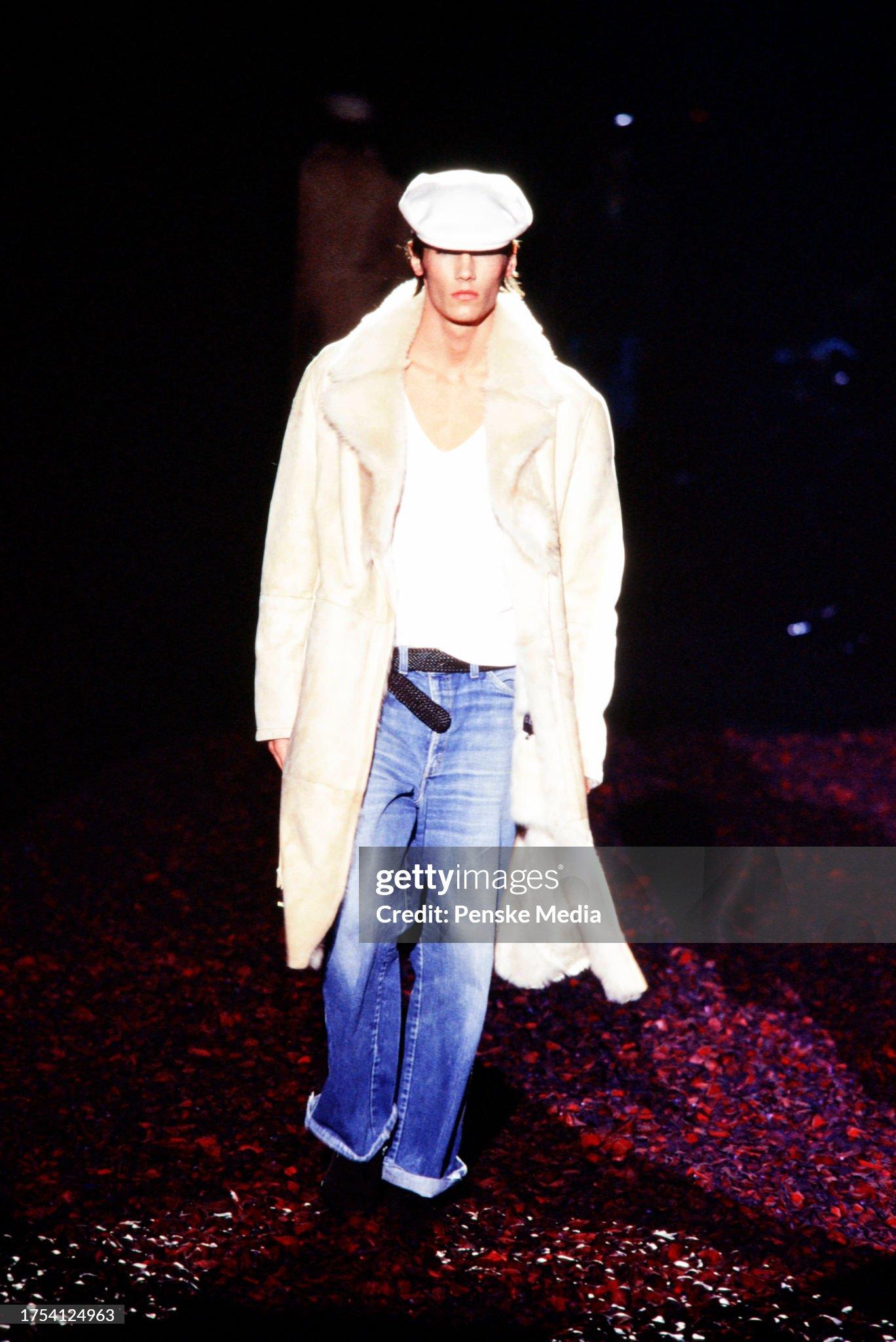 2001 Gucci Tom Ford AW 2001 Pasarela Abrigo largo de piel de oveja en venta 1