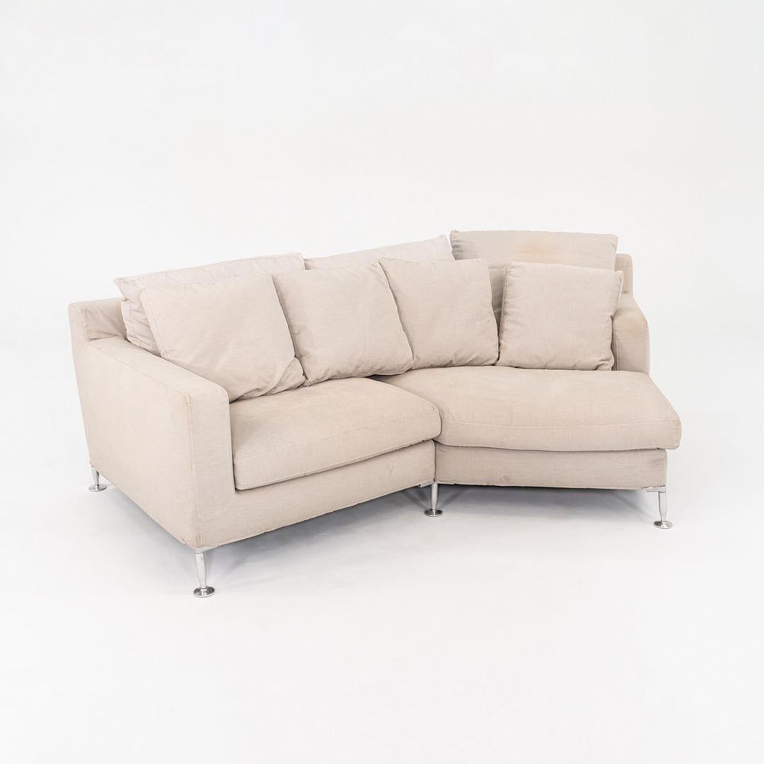 Si tratta di un divano a due posti Harry, disegnato inizialmente da Antonio Citterio per B&B Italia e Maxalto nel 1995. Questo esempio risale al 2001. Il design è caratterizzato da un rivestimento in tessuto grigio chiaro. Il telaio è in acciaio e