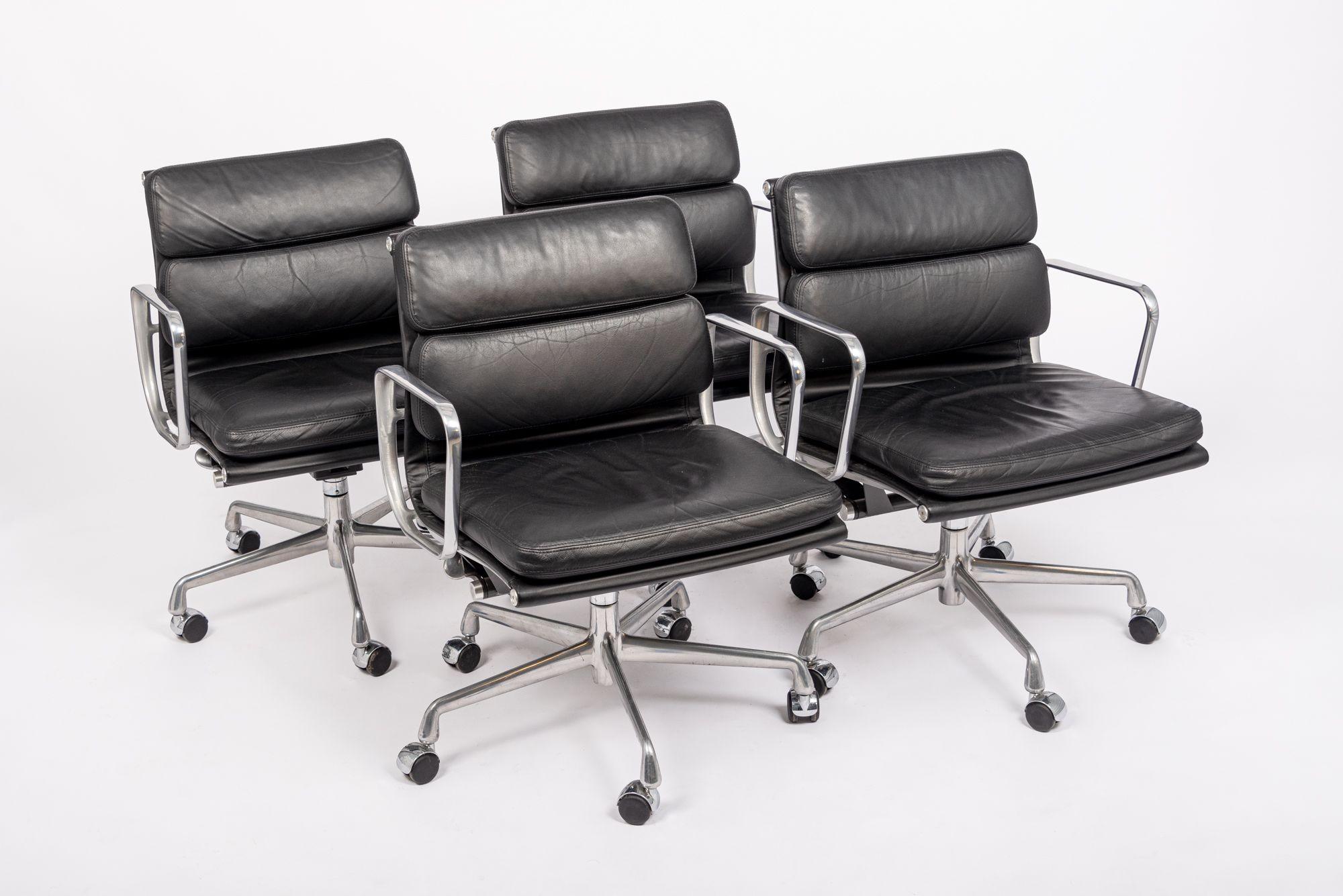 Estas auténticas sillas de escritorio Eames para Herman Miller Soft Pad Management Height de cuero negro de la colección Aluminum Group se fabricaron en 2001. Esta clásica silla de oficina moderna de mediados de siglo fue presentada por primera vez