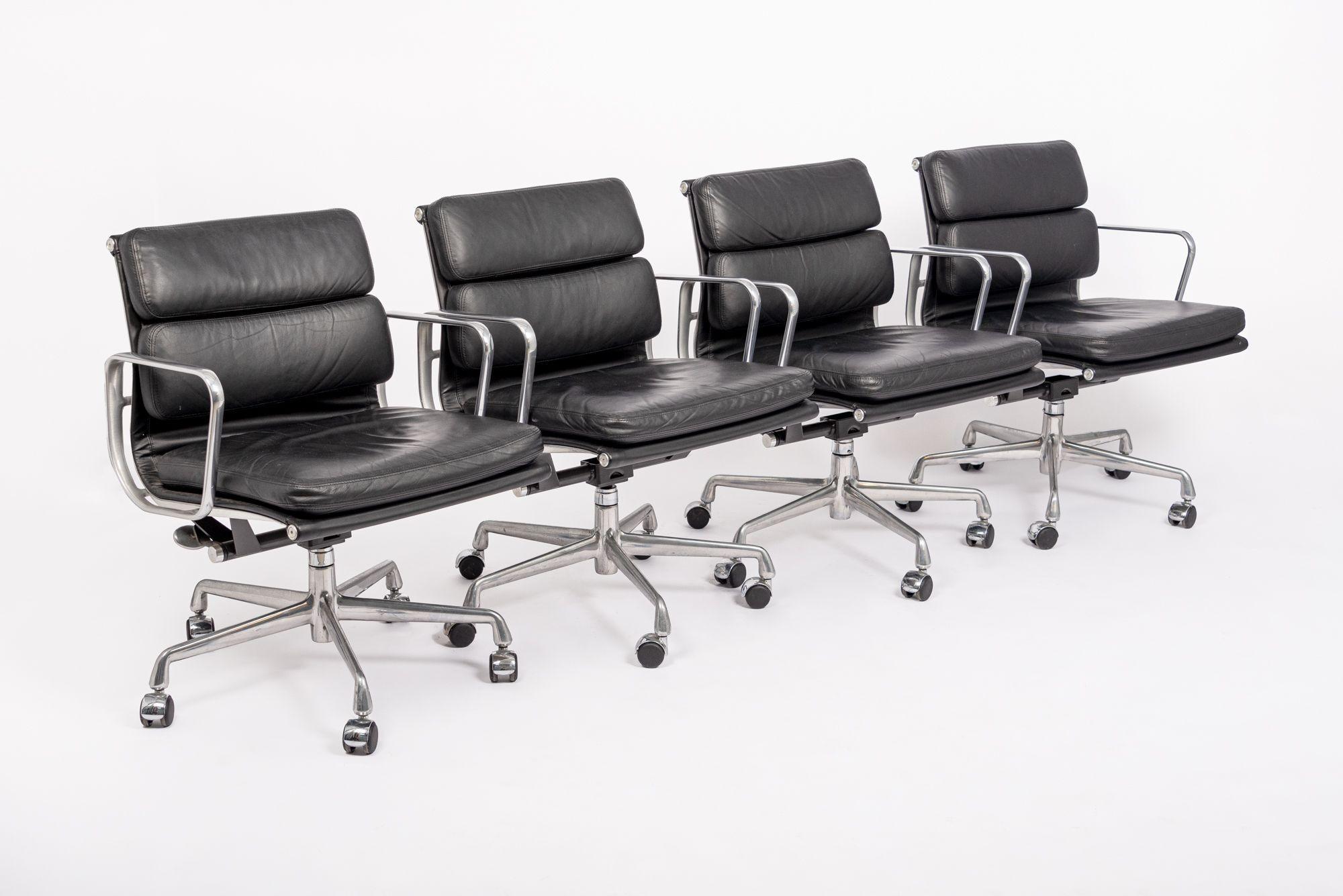 2001 Herman Miller Eames Sillas de oficina de cuero negro Grupo de aluminio Moderno de mediados de siglo