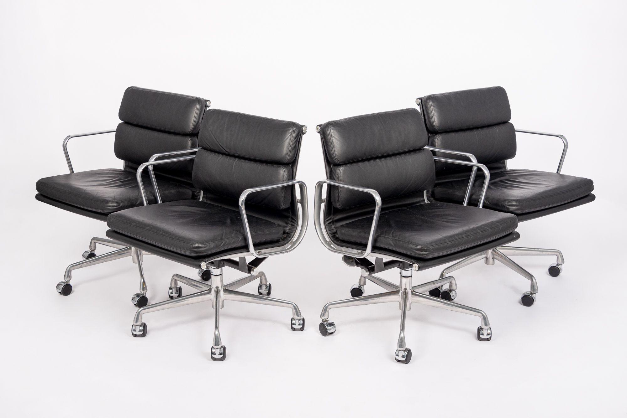 2001 Herman Miller Eames Sillas de oficina de cuero negro Grupo de aluminio Estadounidense
