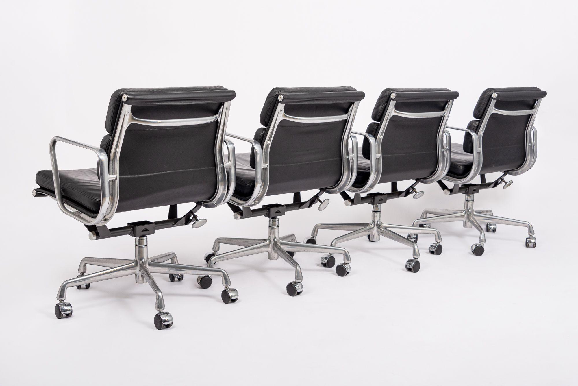 2001 Herman Miller Eames Sillas de oficina de cuero negro Grupo de aluminio Siglo XXI y contemporáneo