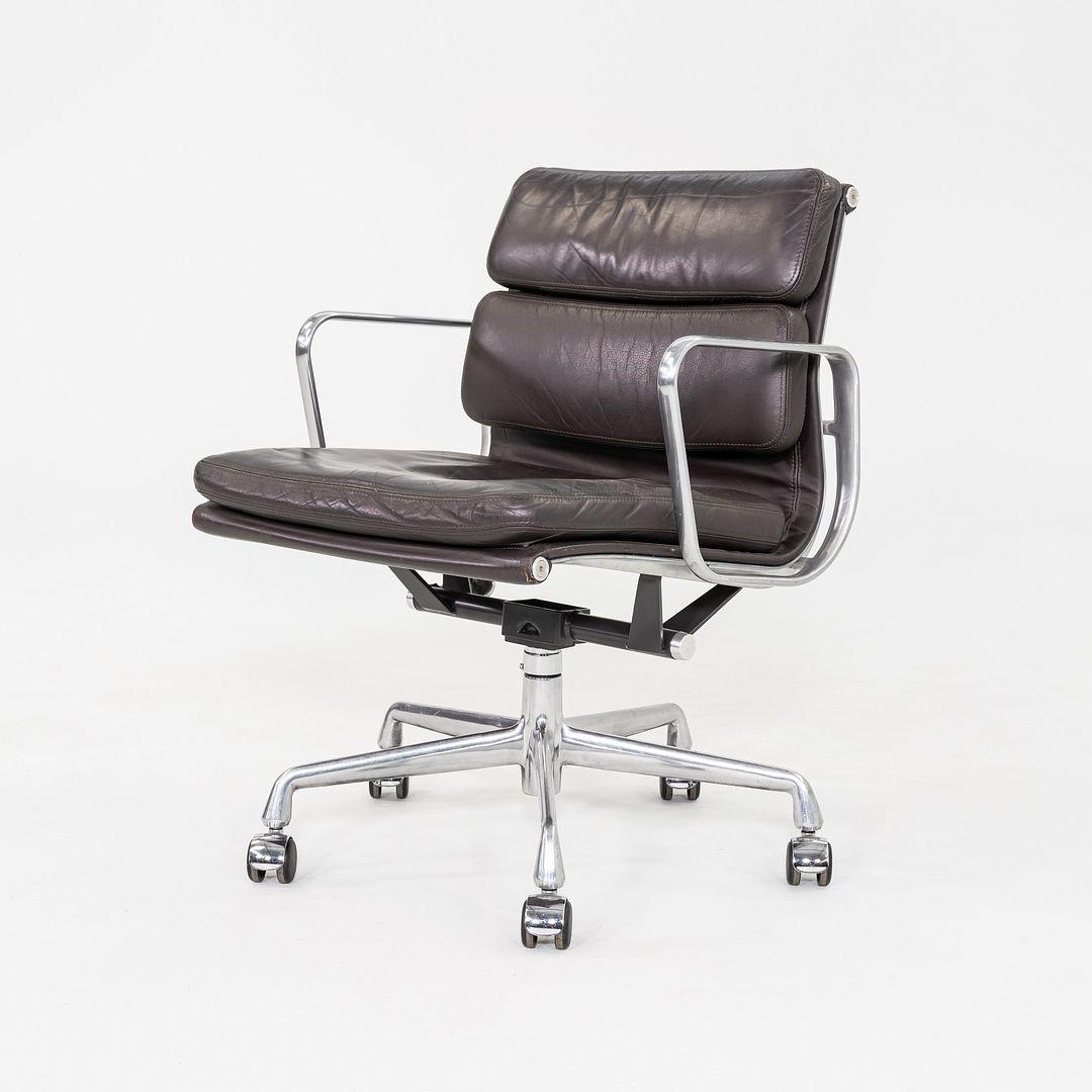 Moderno 2001 Herman Miller Eames Soft Pad Management Desk Chair in pelle marrone in vendita