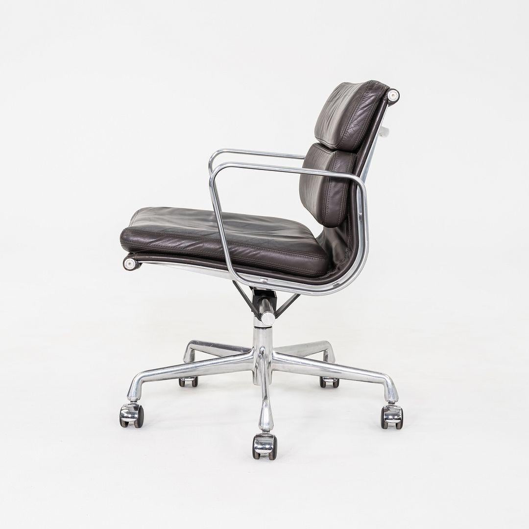 Americano 2001 Herman Miller Eames Soft Pad Management Desk Chair in pelle marrone in vendita
