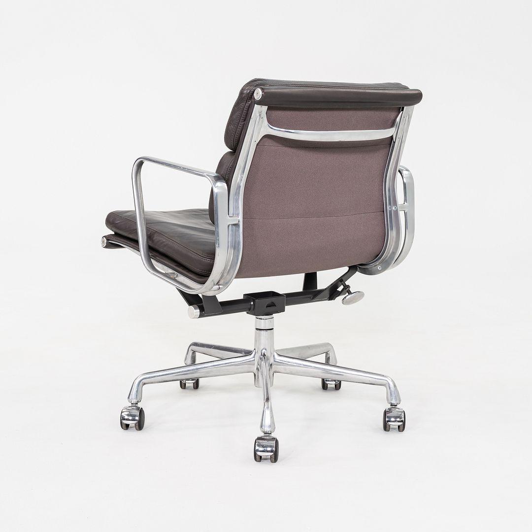2001 Herman Miller Eames Soft Pad Management Desk Chair in pelle marrone In condizioni buone in vendita a Philadelphia, PA