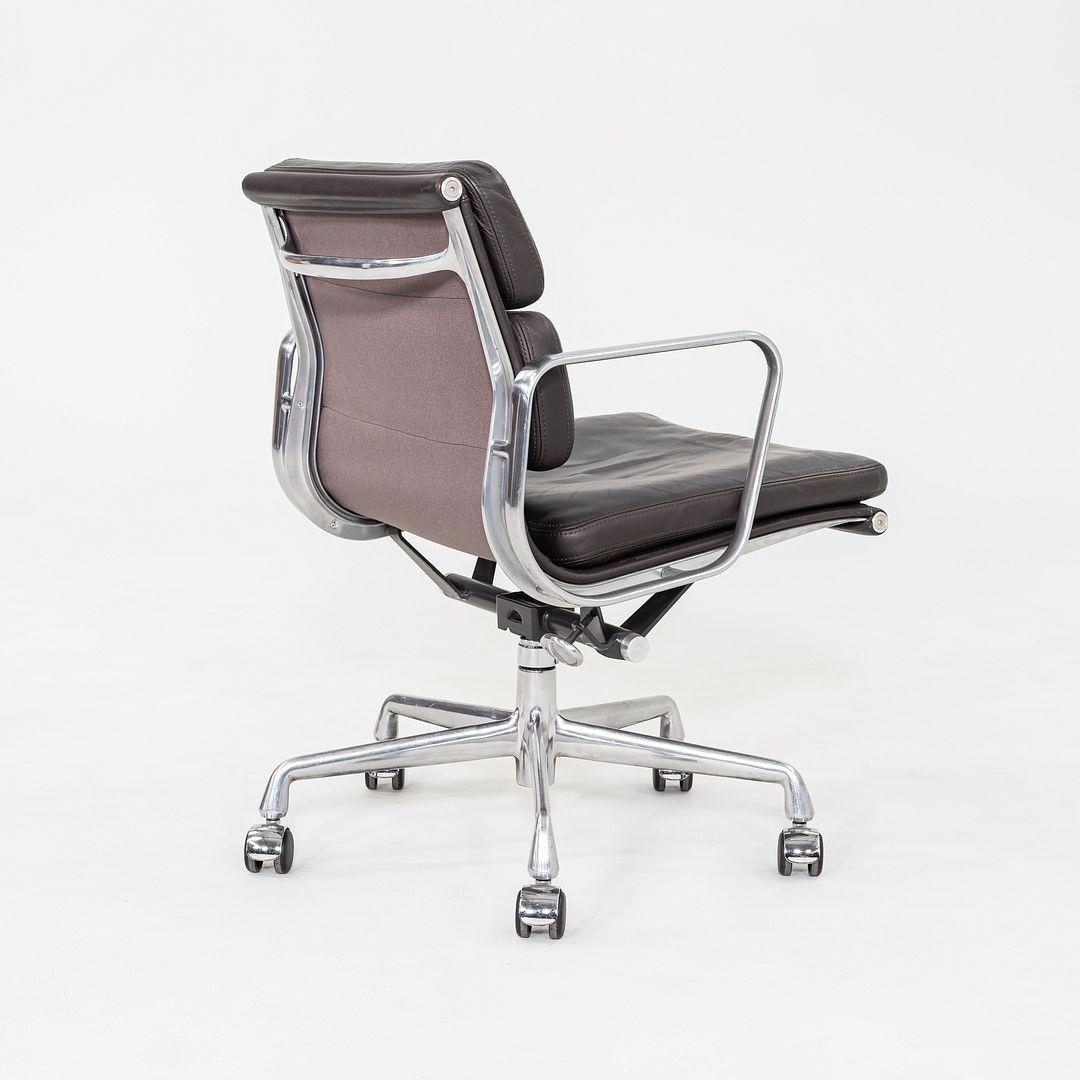 Alluminio 2001 Herman Miller Eames Soft Pad Management Desk Chair in pelle marrone in vendita