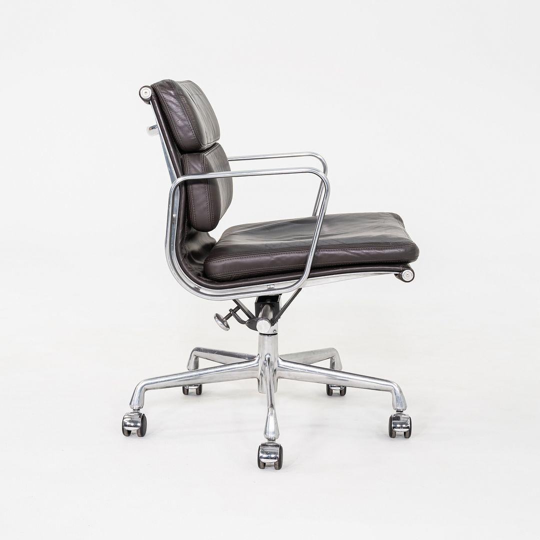 2001 Herman Miller Eames Soft Pad Management Desk Chair in pelle marrone in vendita 1