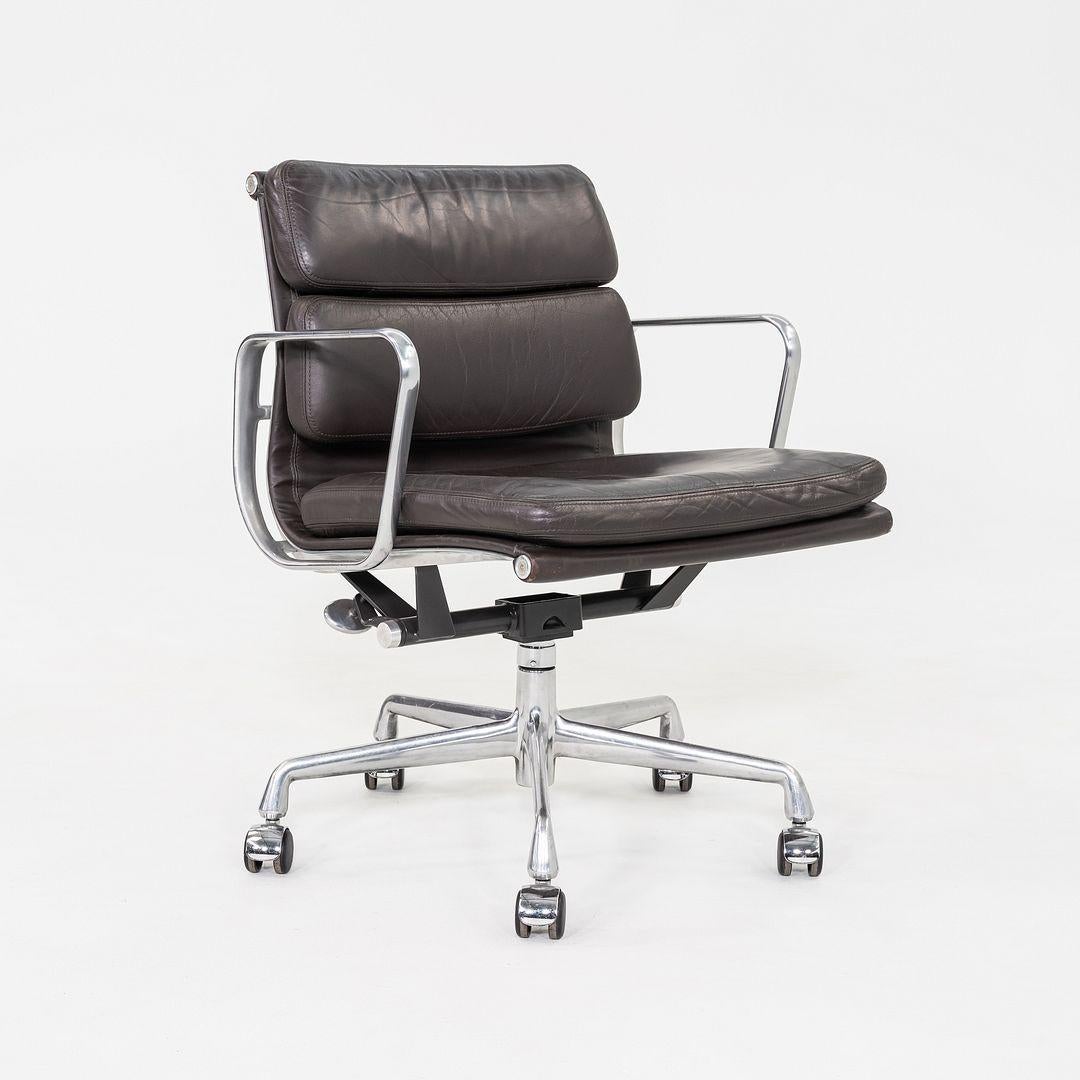 2001 Herman Miller Eames Soft Pad Management Desk Chair in pelle marrone in vendita 2