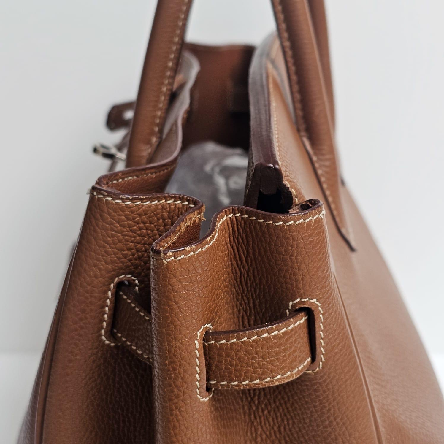 Classica Birkin 35 vintage in togo d'oro con finiture in palladio. La pelle si è leggermente ammorbidita in tutta la sua lunghezza. Sfregamenti sugli angoli e sulla fodera in pelle. Segni di penna visibili sul lato posteriore. Leggeri graffi