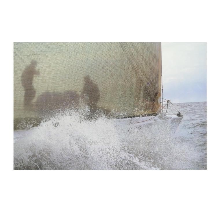 Lithografie eines Rennsegelschiffs mit Rahmen eines Fotos von Daniel Forster Gotlant Rant, 2001. Rahmengröße 55,5 x 39,5 cm - 21,8 x 15,55 Zoll, Rahmenstärke 1,8 cm - 0,7 Zoll.
Die Schifffahrt ist bei Lloyd's London versichert.