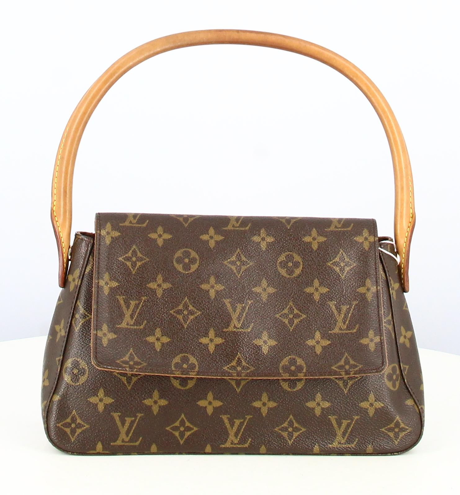 2001 Louis Vuitton Monogram canvas handbag 

- Very good condition. Shows no signs of wear over time.
- Louis Vuitton Handbag 
- Monogram canvas
- Brown leather straps 
- Inside: small zipped pocket 
- Clasp: golden press stud