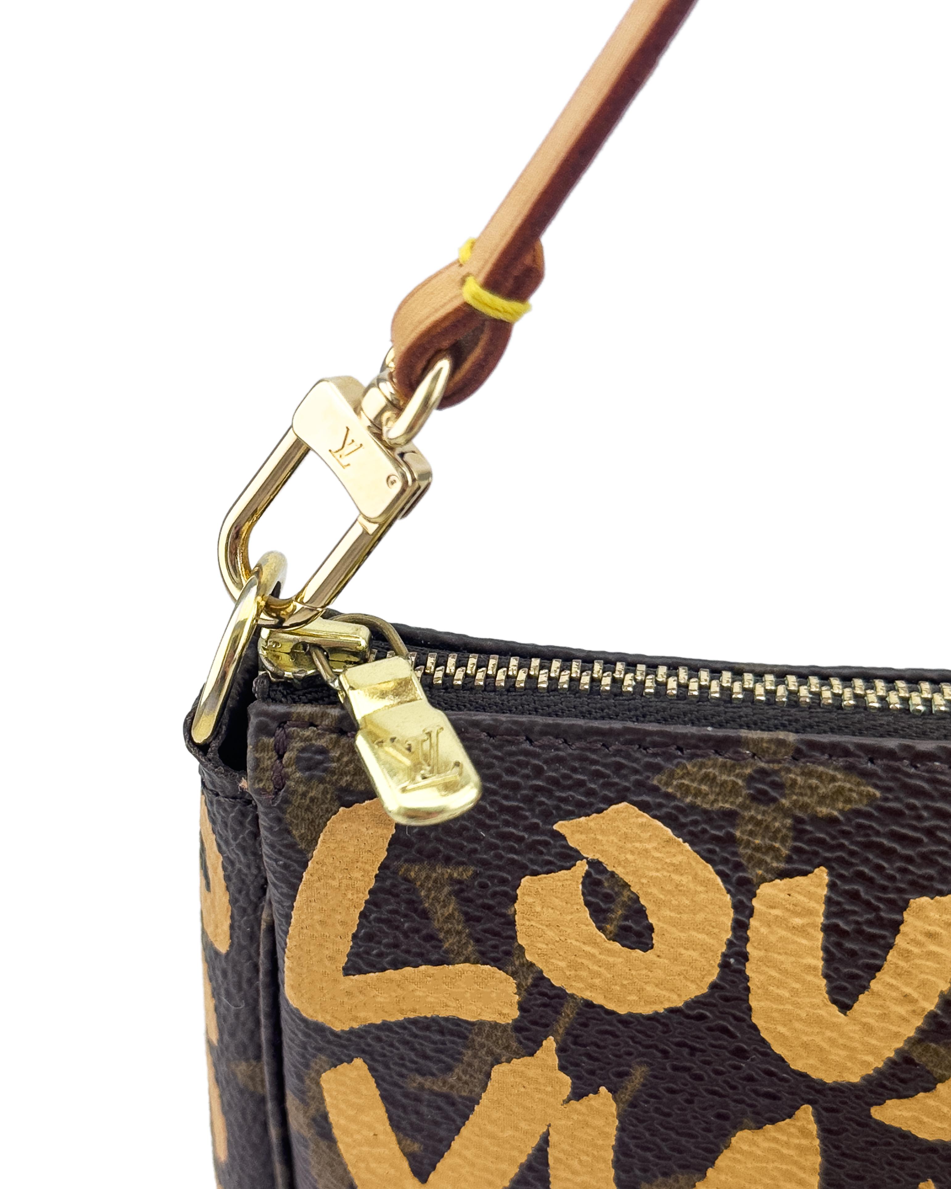 2001 Louis Vuitton x Stephen Sprouse Graffiti Pochette Bag In Good Condition In Toronto, Ontario
